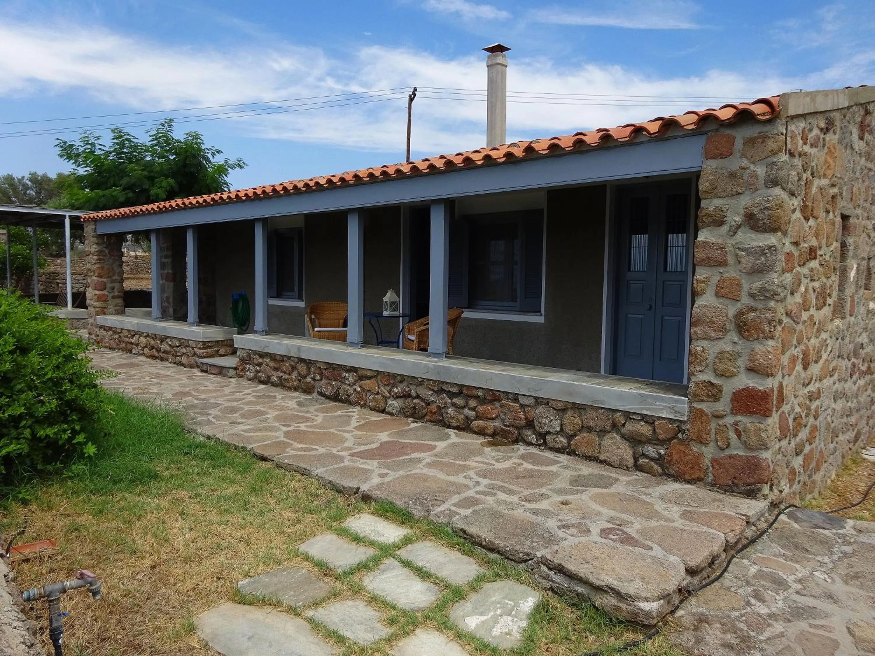 Facade/entrance in To Spitaki House