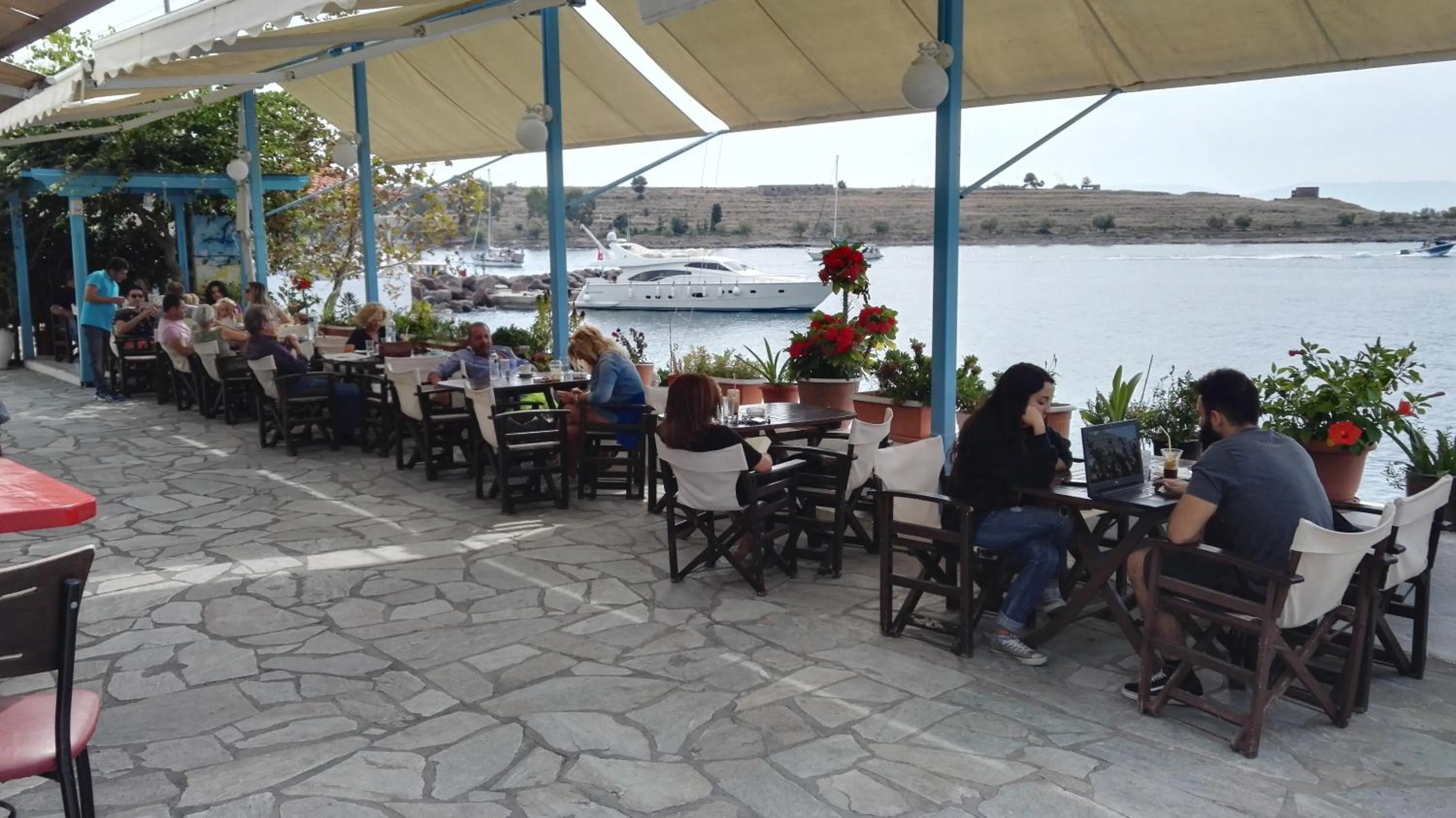 Restaurant/places to eat in To Spitaki House