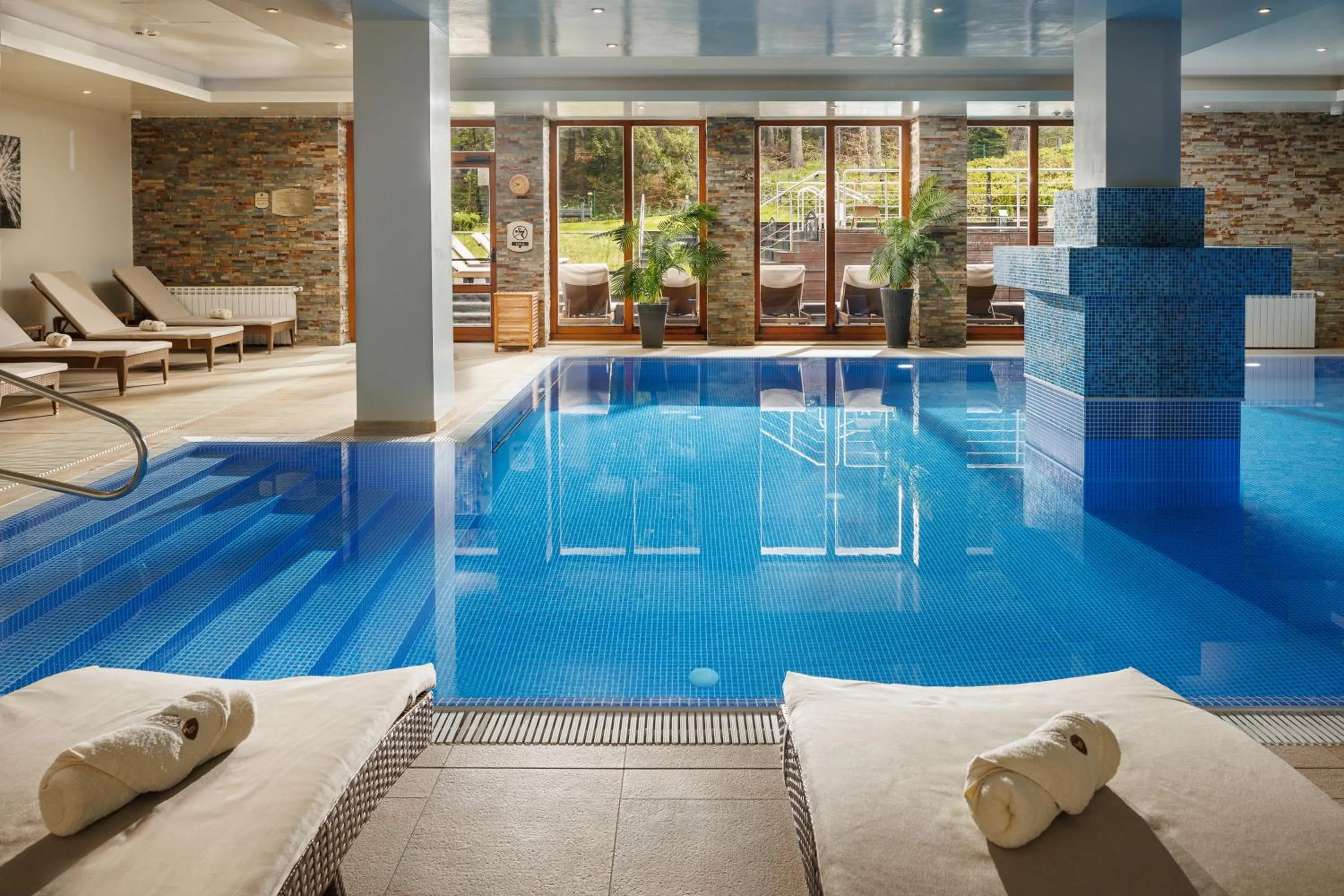 Pool view in Teleferic Grand Hotel