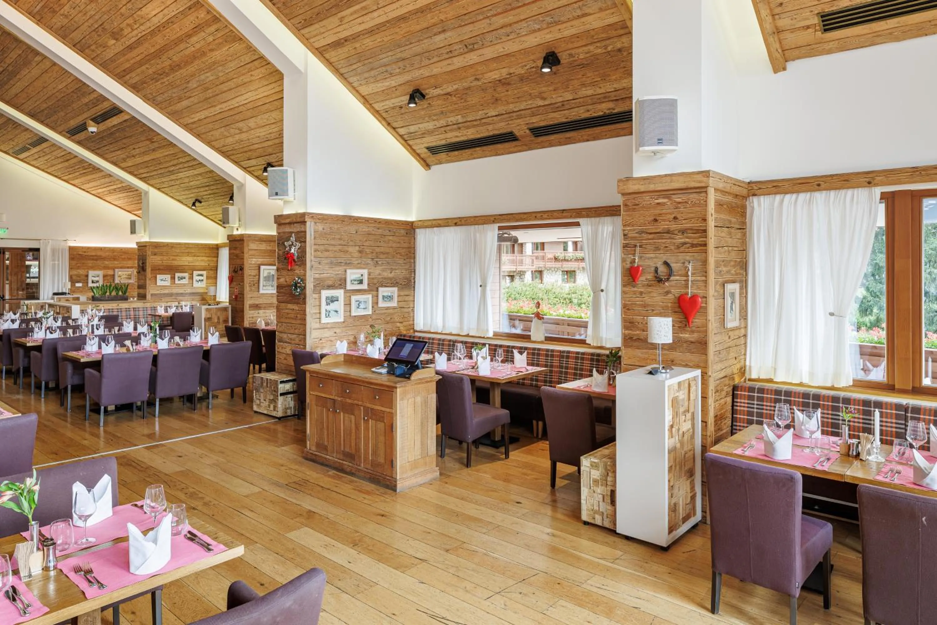 Restaurant/places to eat in Teleferic Grand Hotel