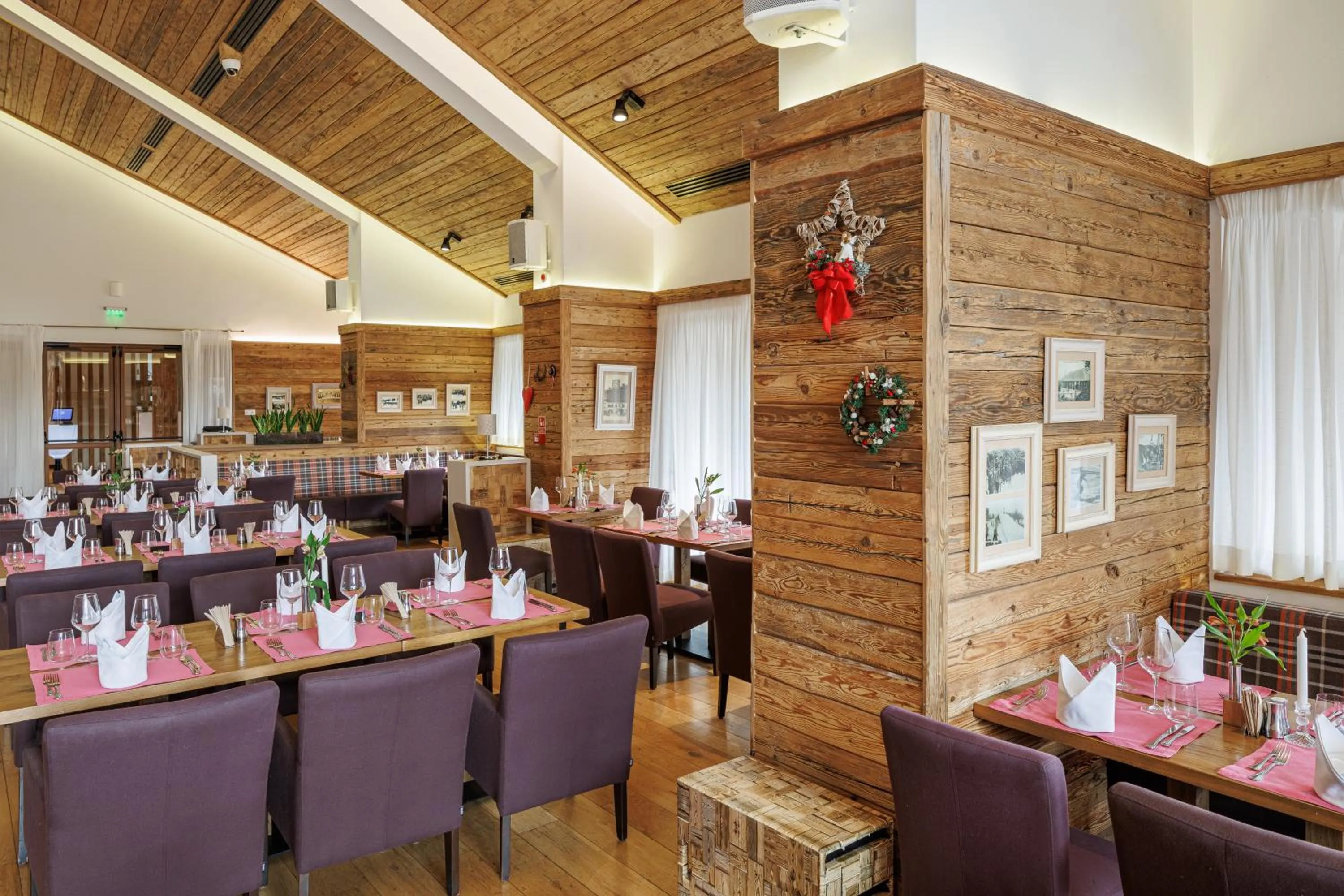 Restaurant/places to eat in Teleferic Grand Hotel