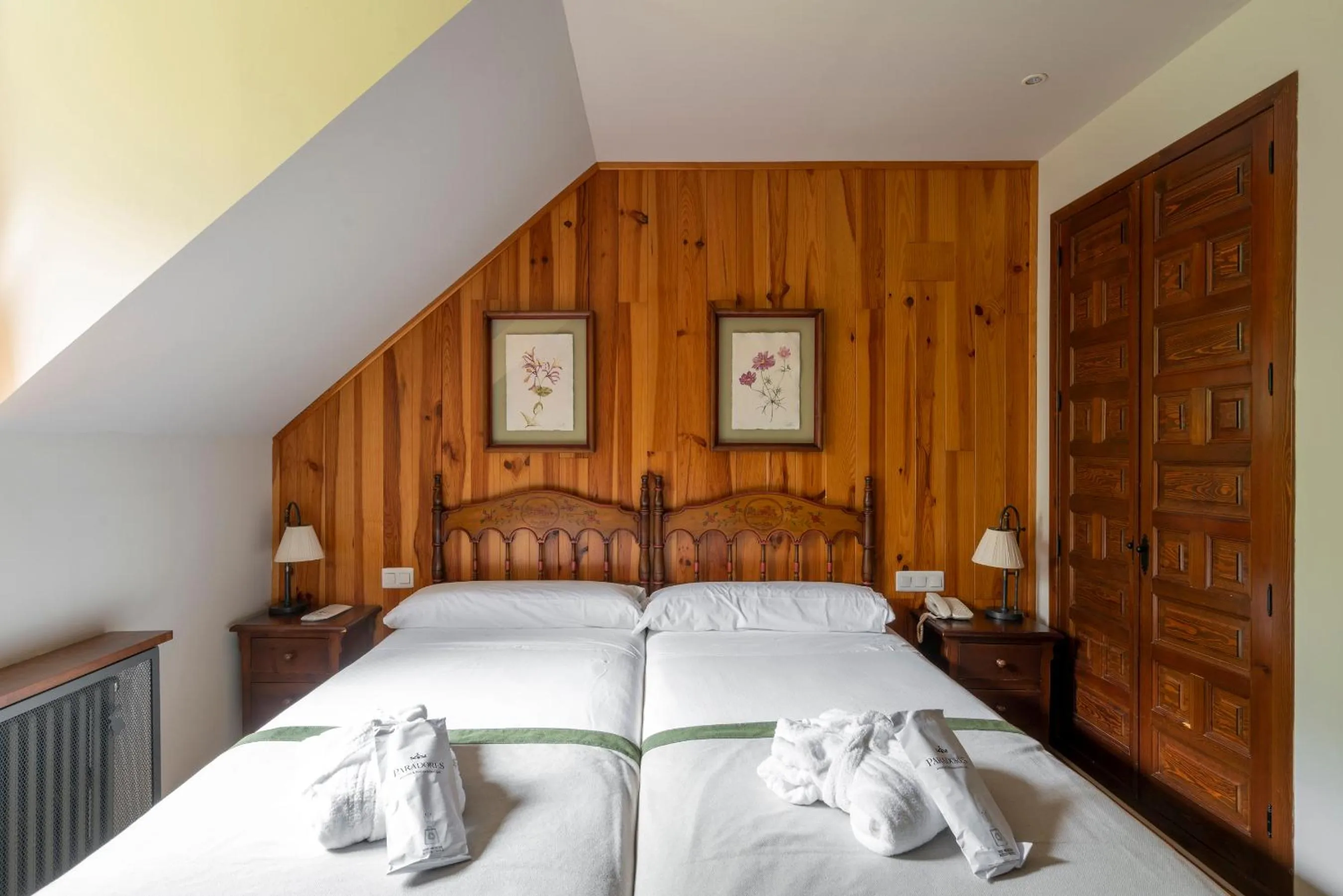 Bedroom, Bed in Parador de Bielsa