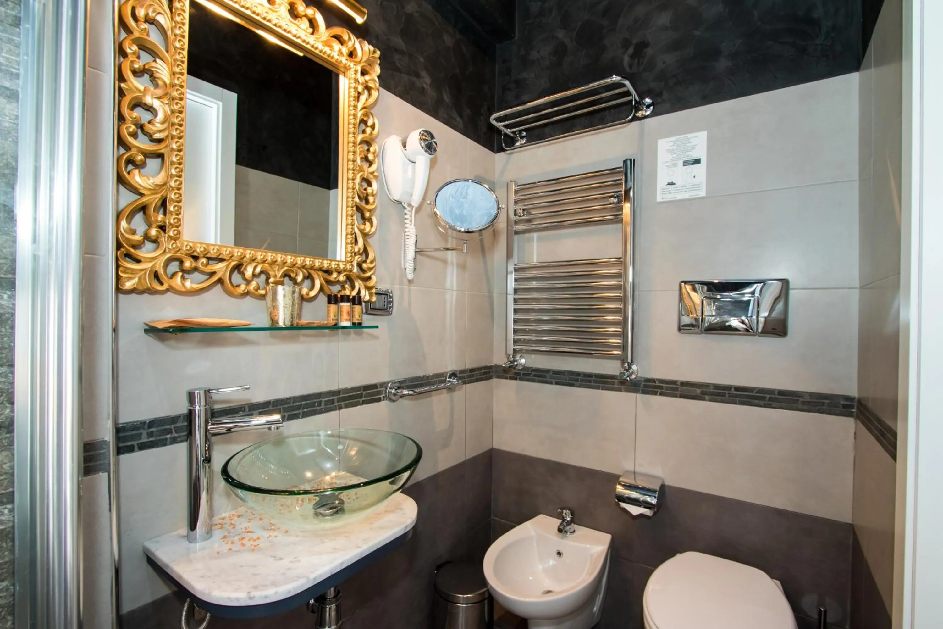 Bathroom in Vaticano Julia Guest House