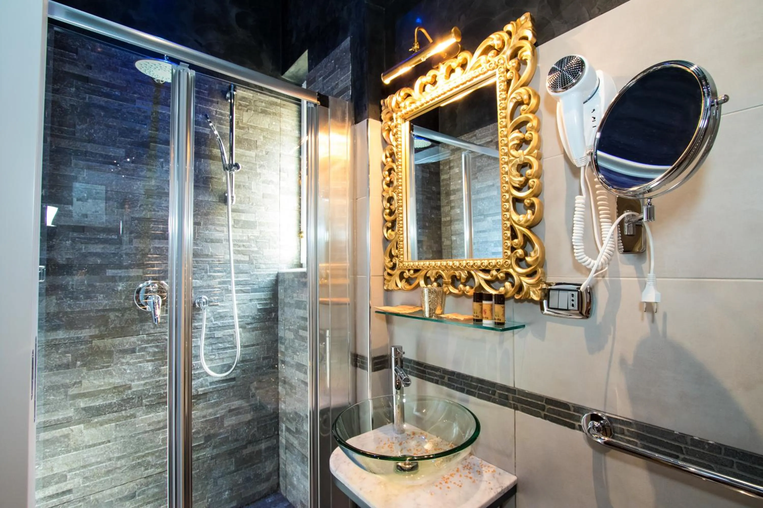 Shower in Vaticano Julia Guest House