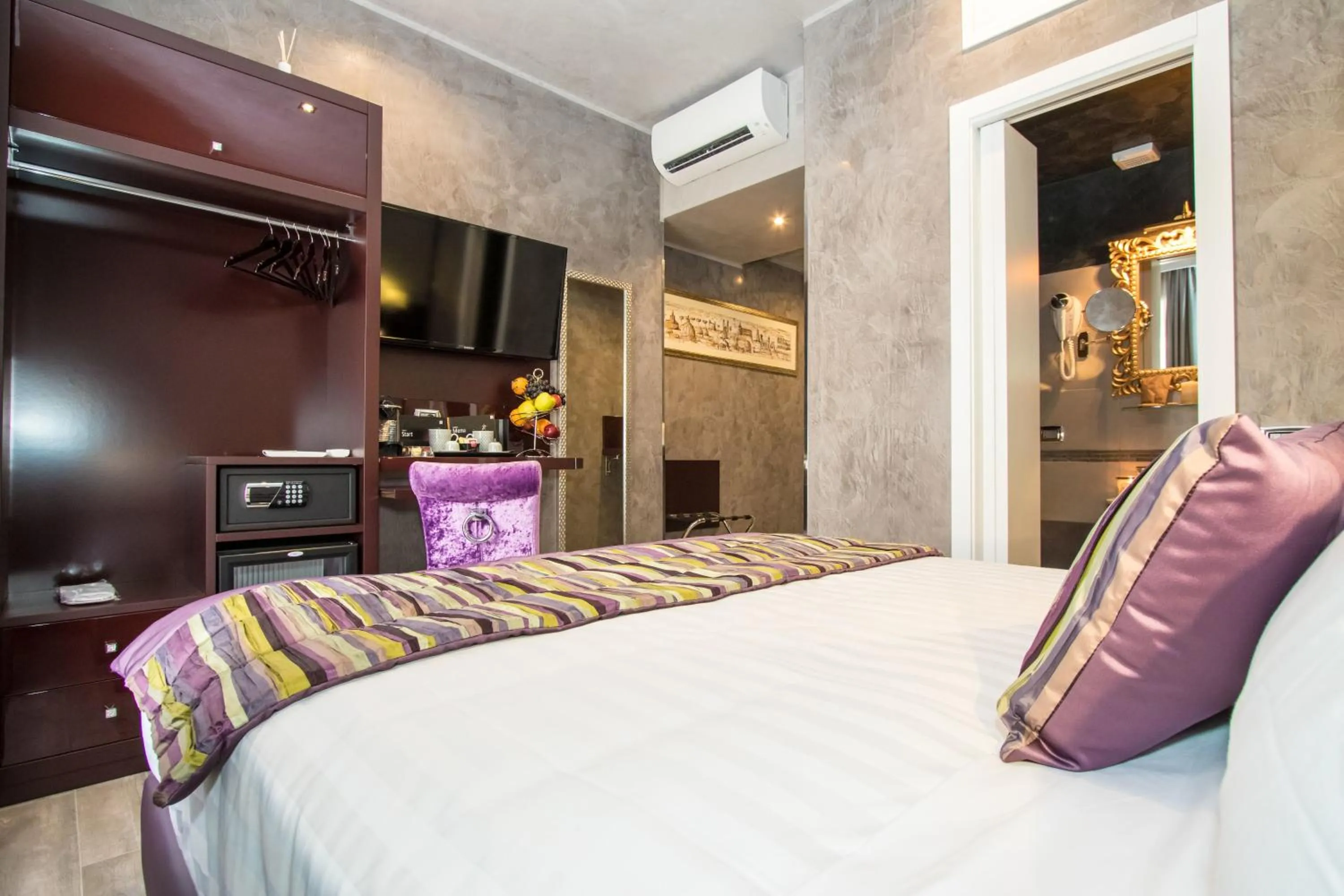 Photo of the whole room, Bed in Vaticano Julia Guest House