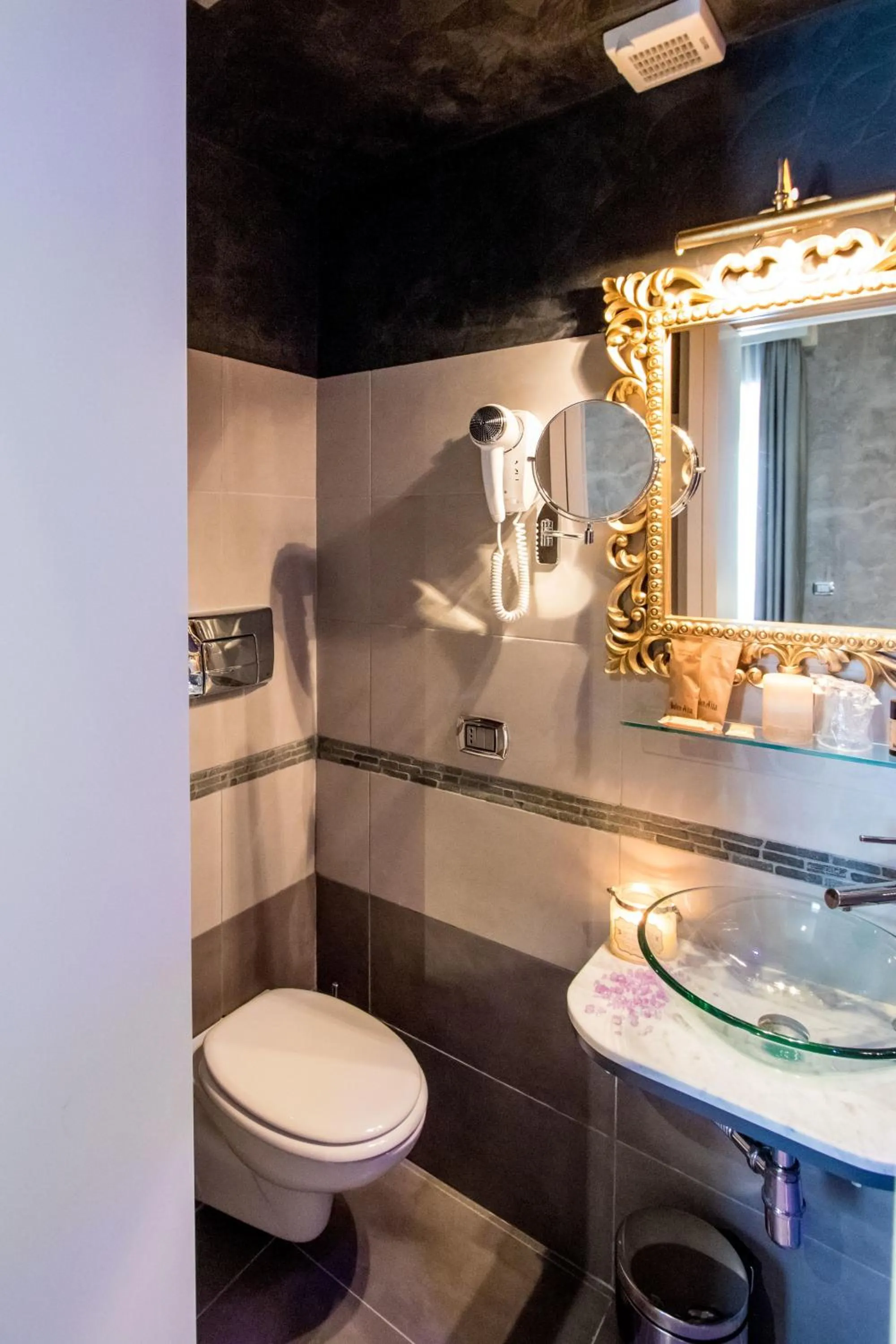 Bathroom in Vaticano Julia Guest House