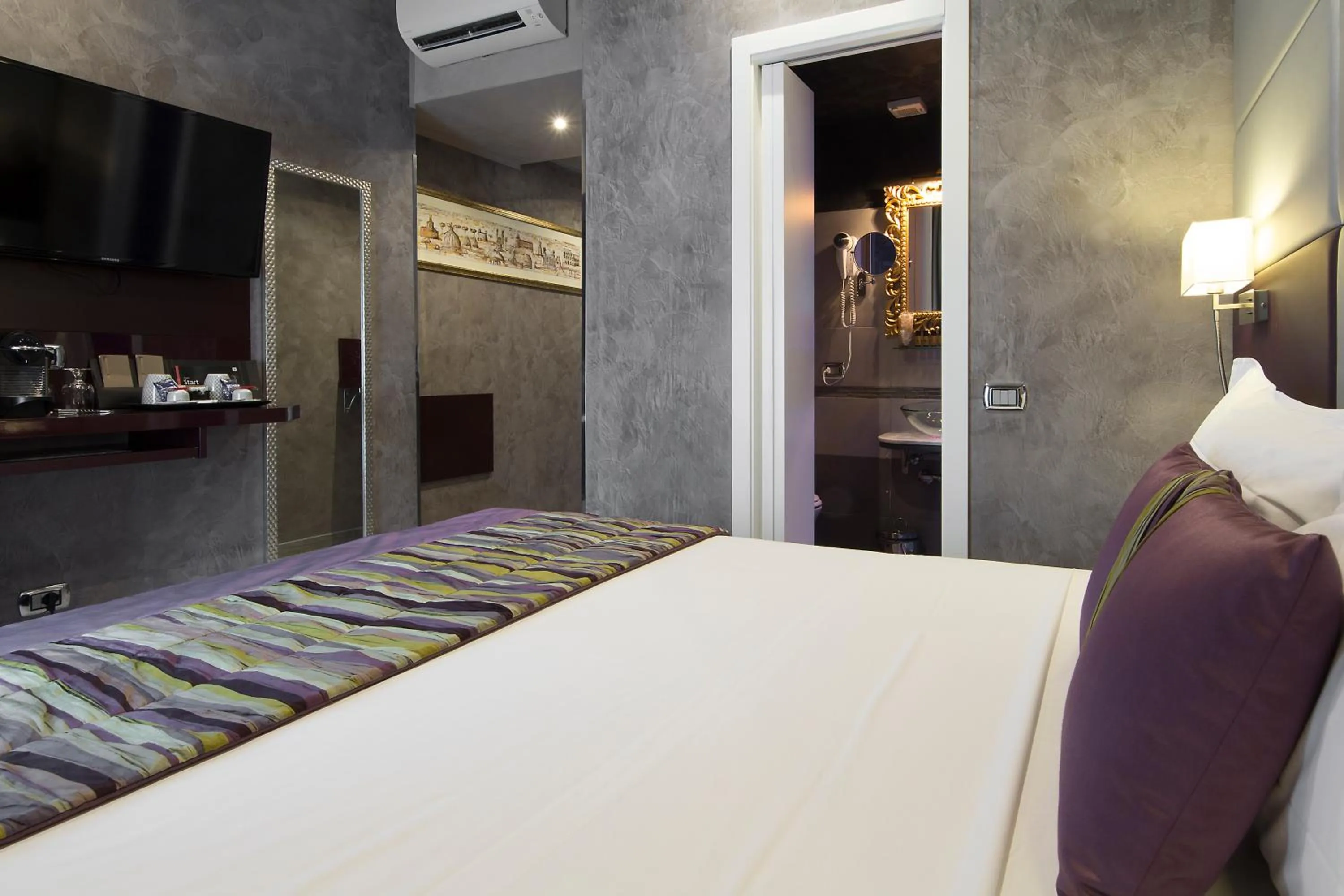 Photo of the whole room, Bed in Vaticano Julia Guest House