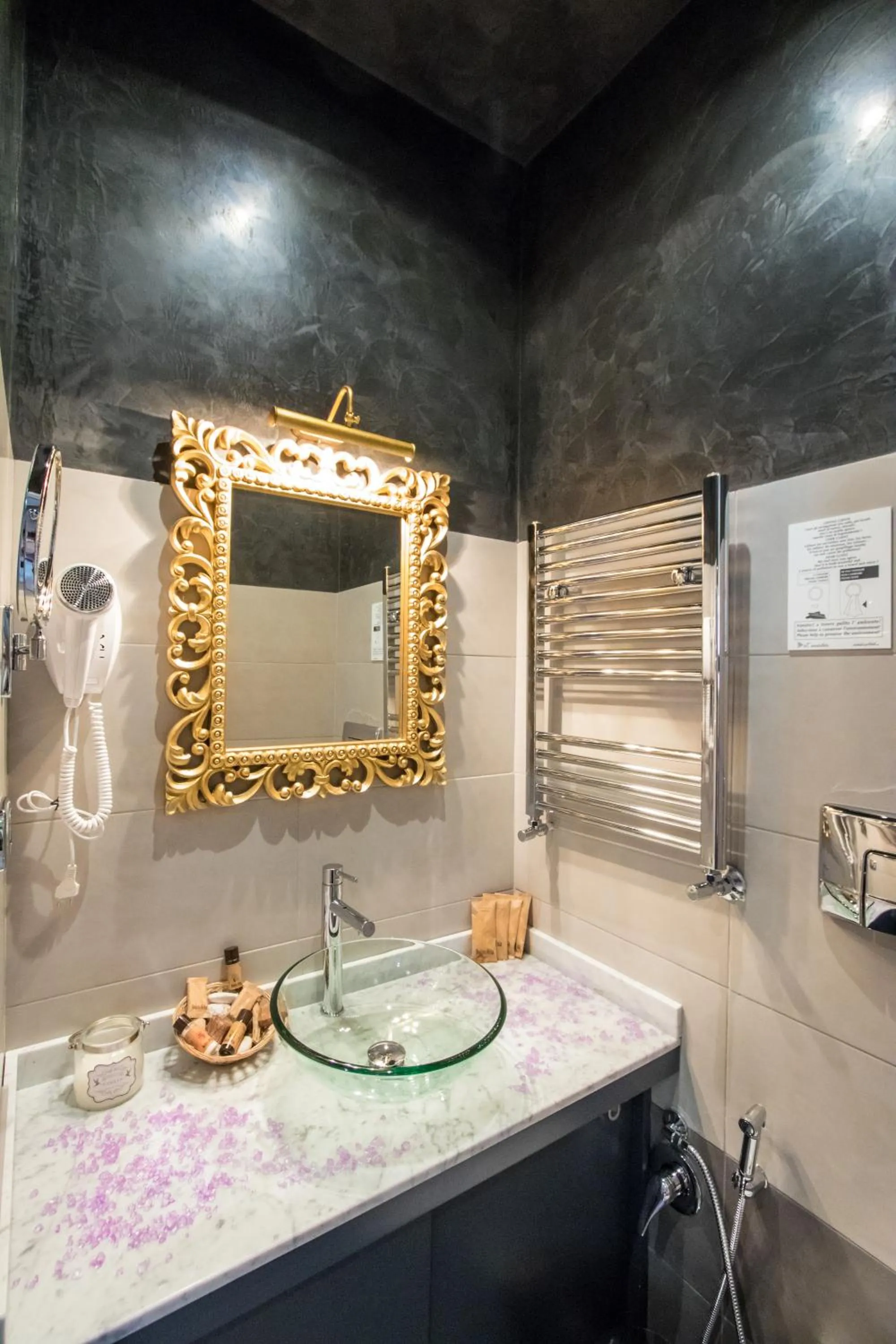 Bathroom in Vaticano Julia Guest House