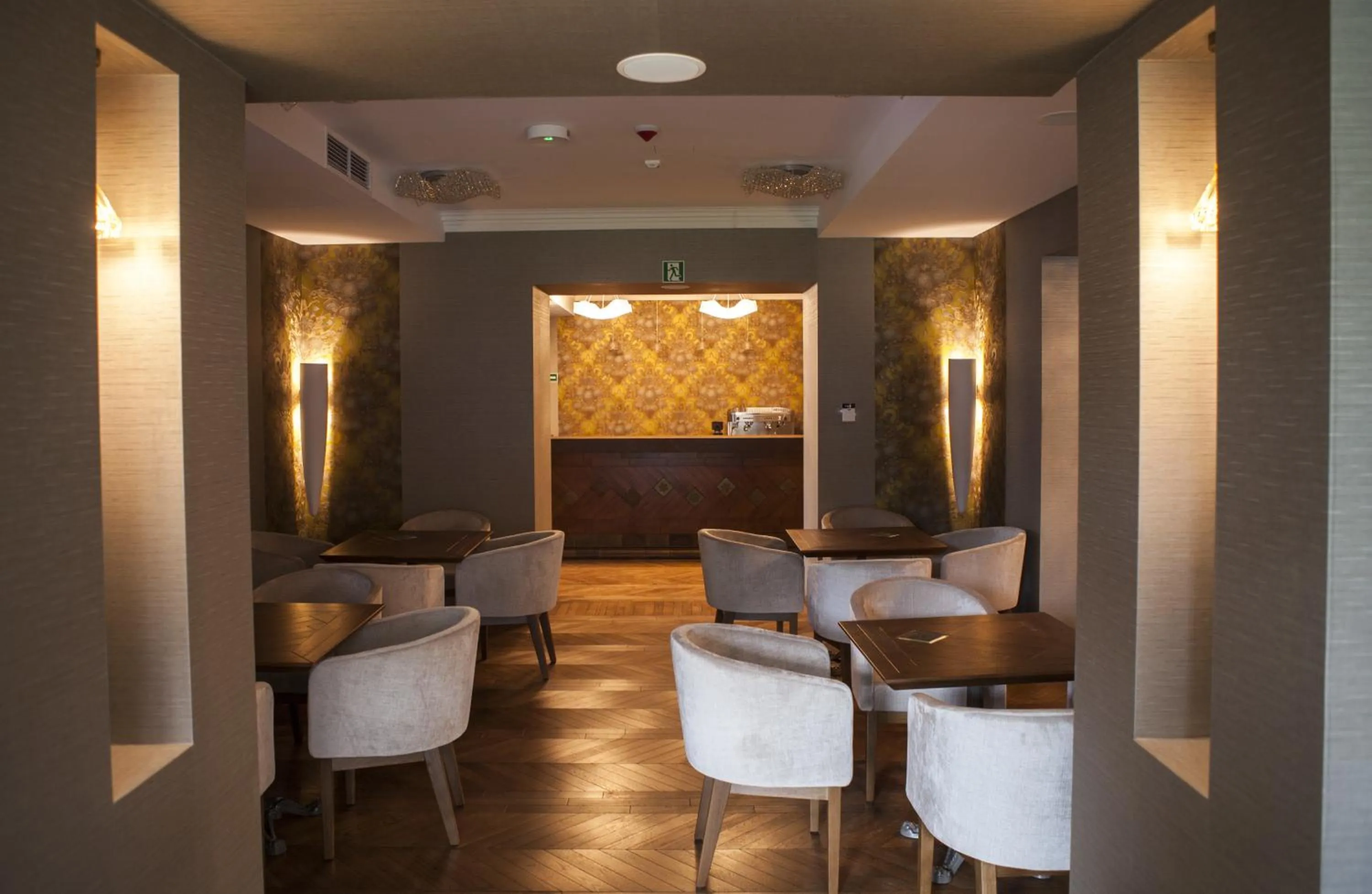 Restaurant/places to eat in Hotel Alhambra