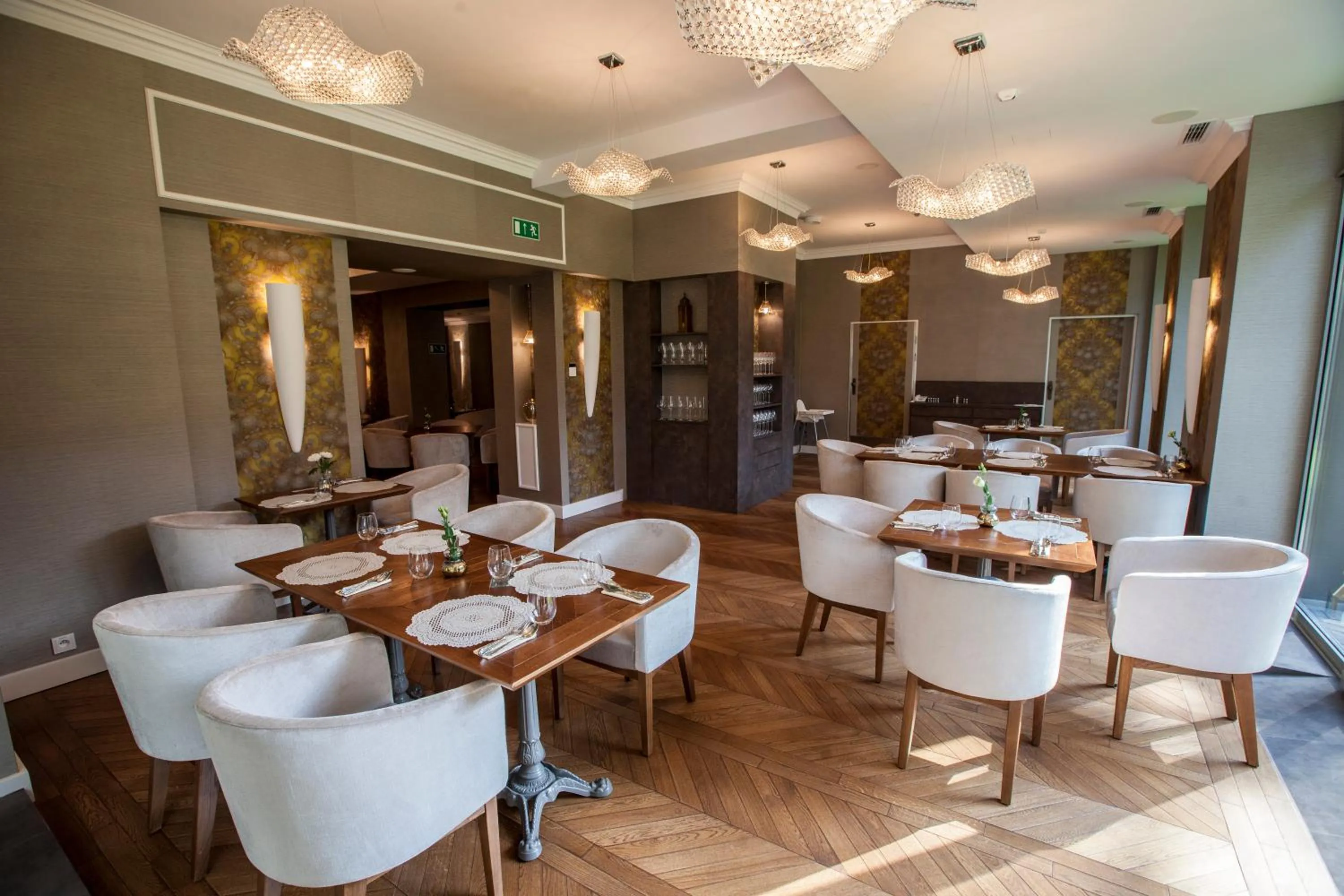 Restaurant/places to eat in Hotel Alhambra