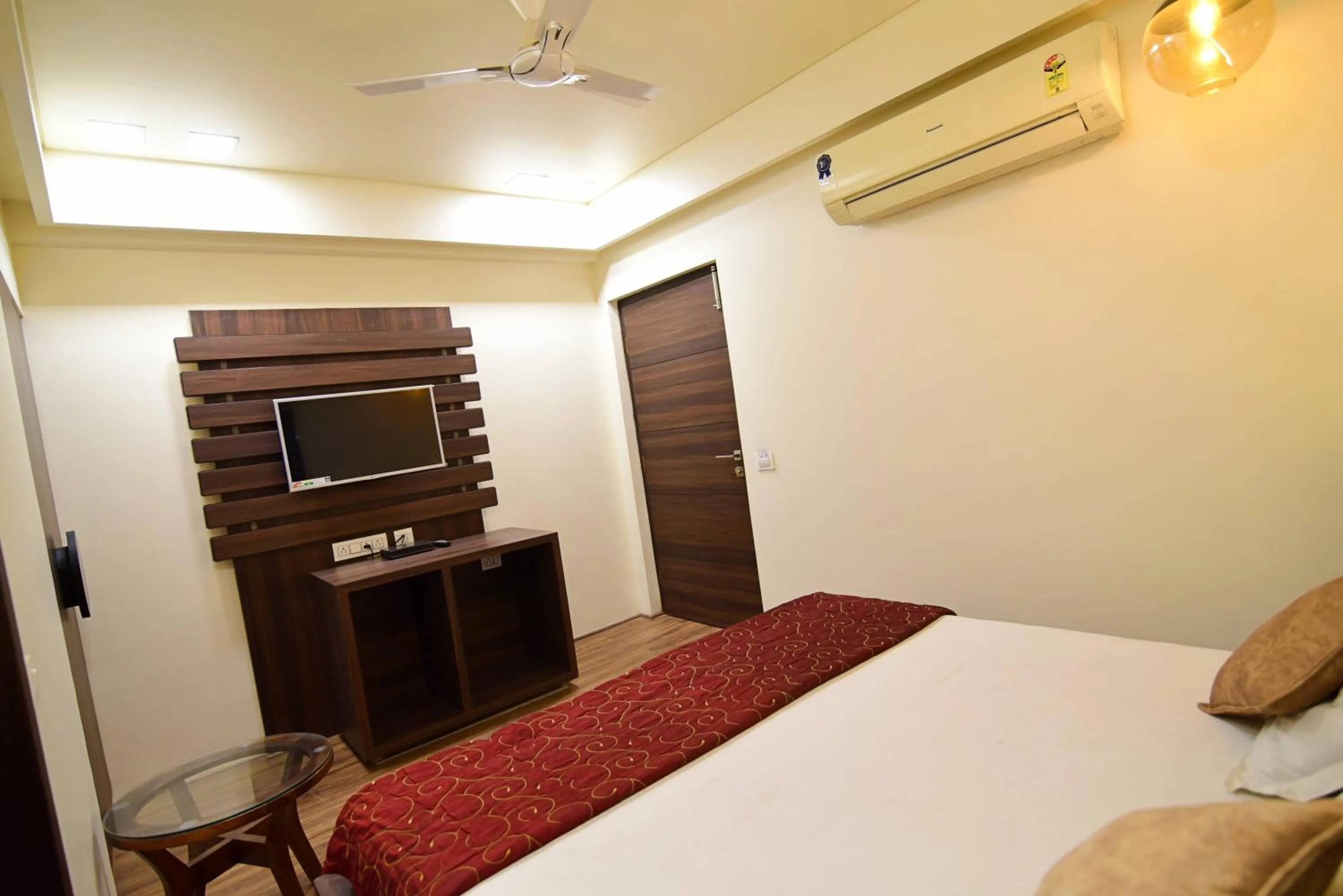 Photo of the whole room, TV/Entertainment Center in Hotel Shyampuriya Palace