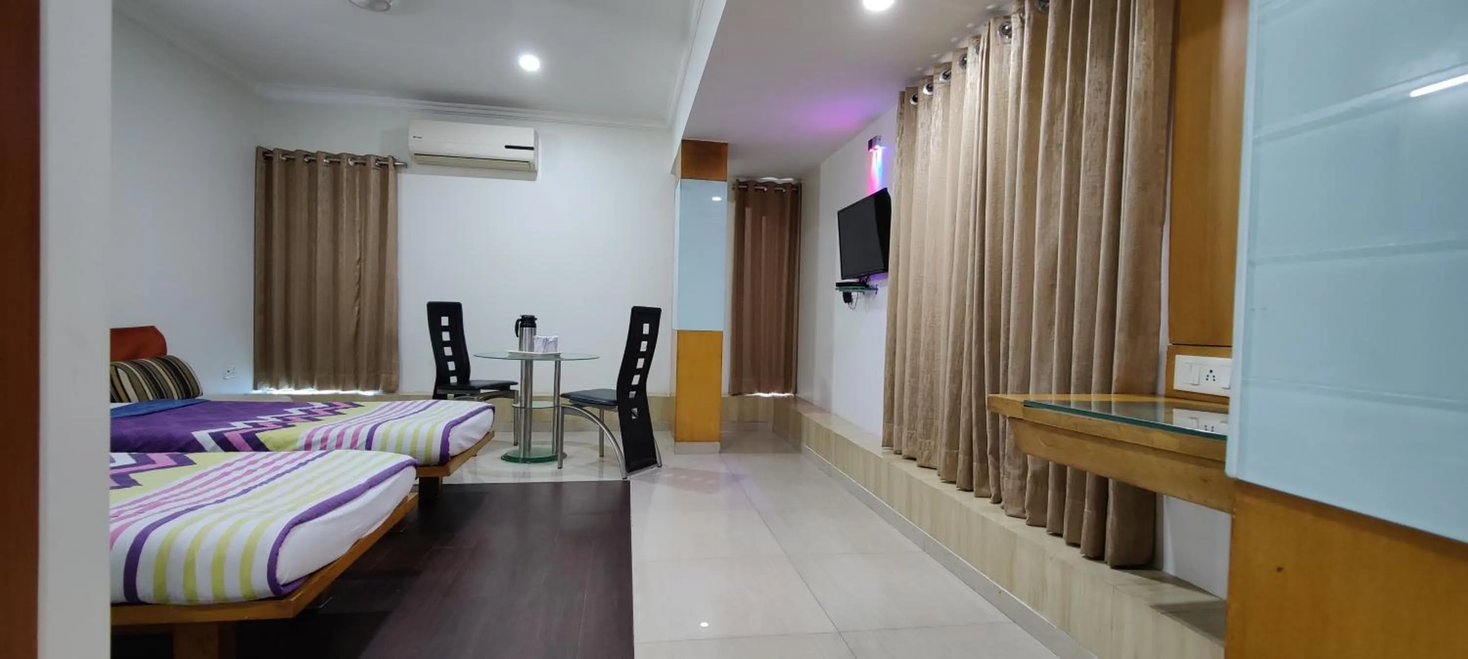 Seating area, Bed in Hotel Easy Retreat