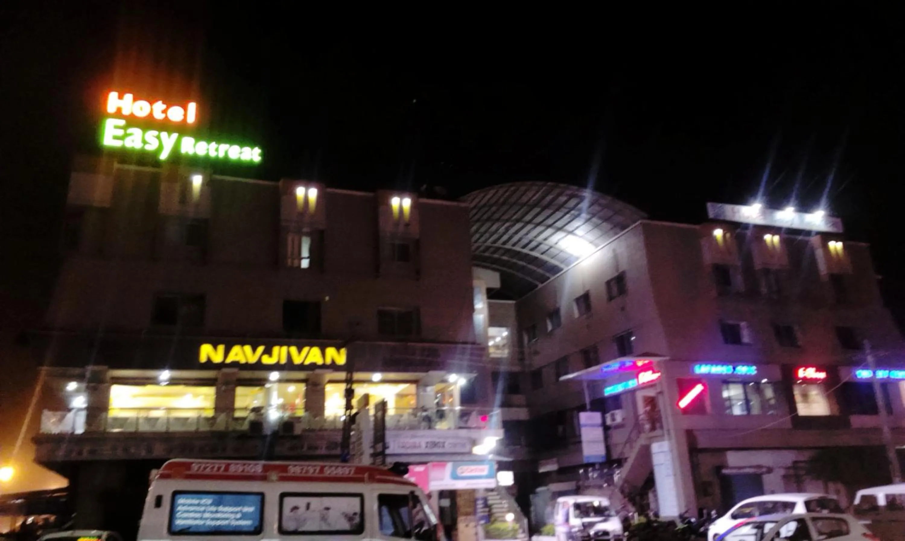 Property building in Hotel Easy Retreat