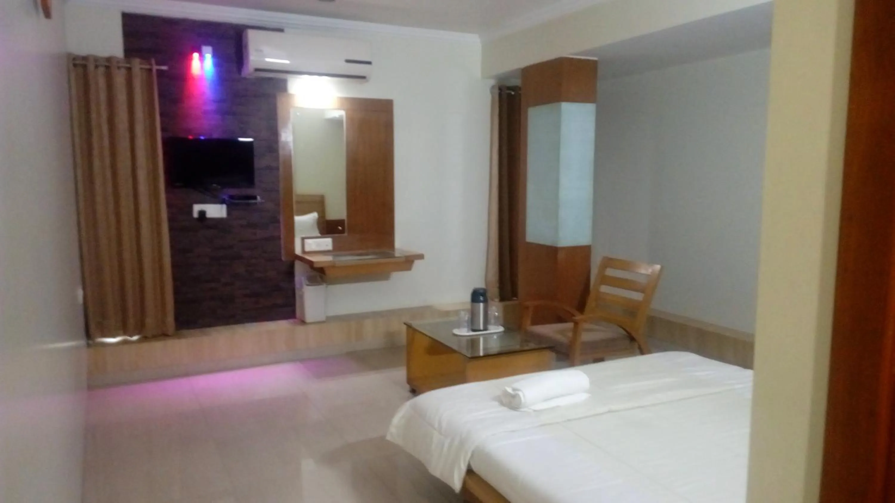 Photo of the whole room, Bed in Hotel Easy Retreat