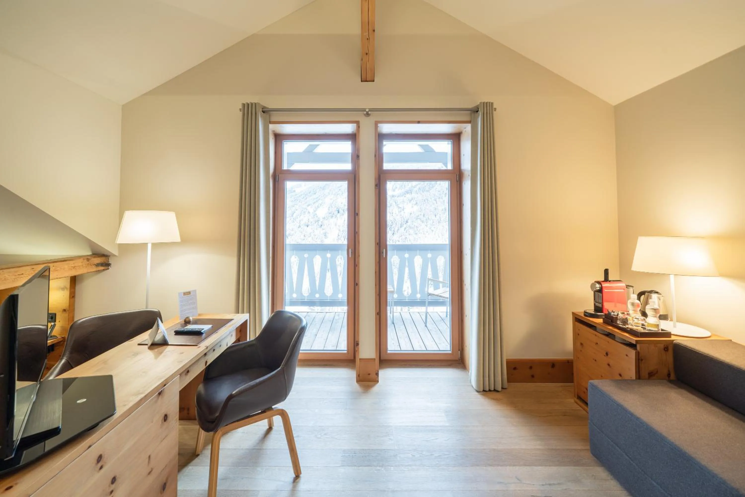 Living room, Bed in The Alpina Mountain Resort