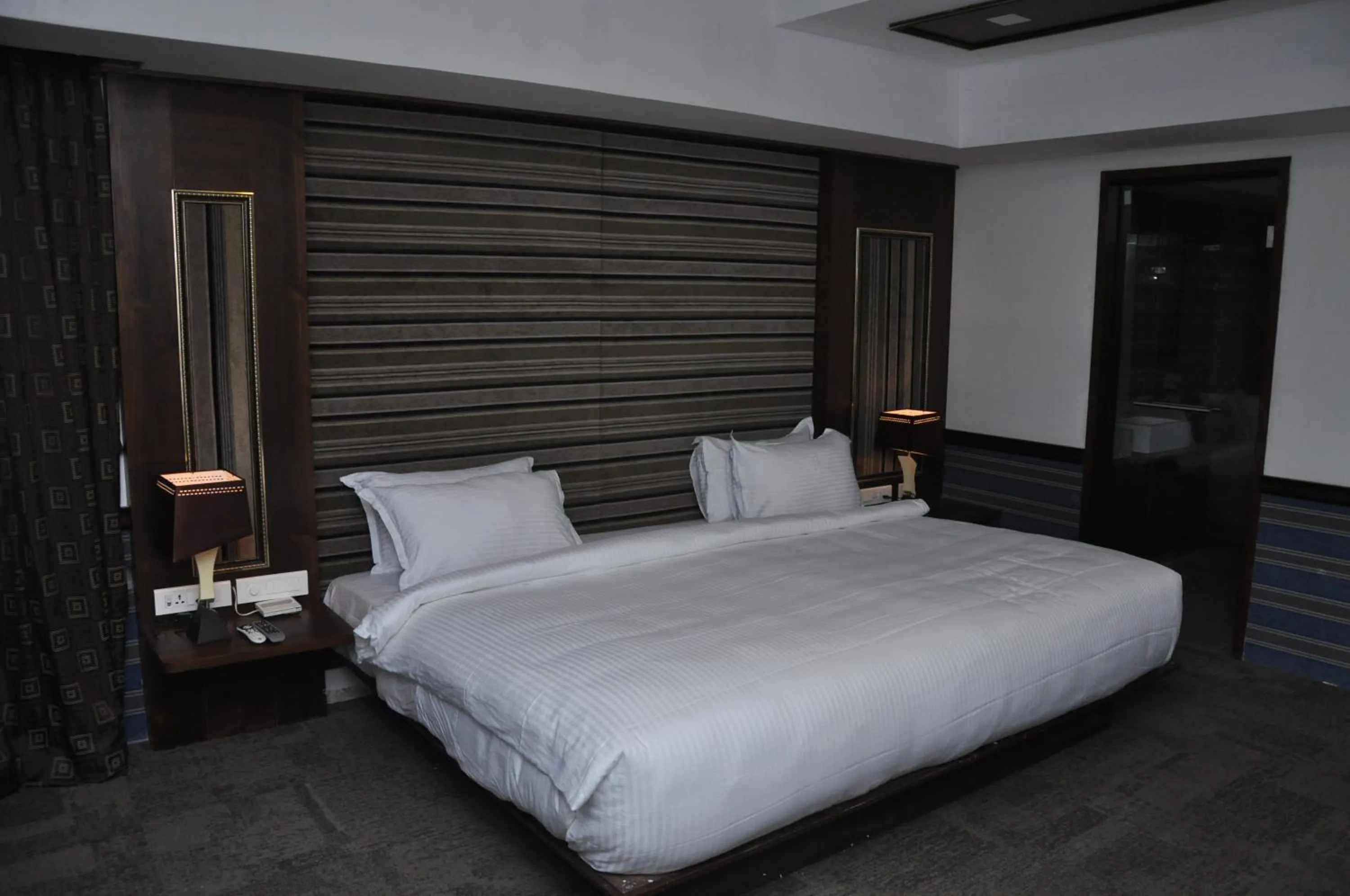 Photo of the whole room, Bed in Hotel Atrium