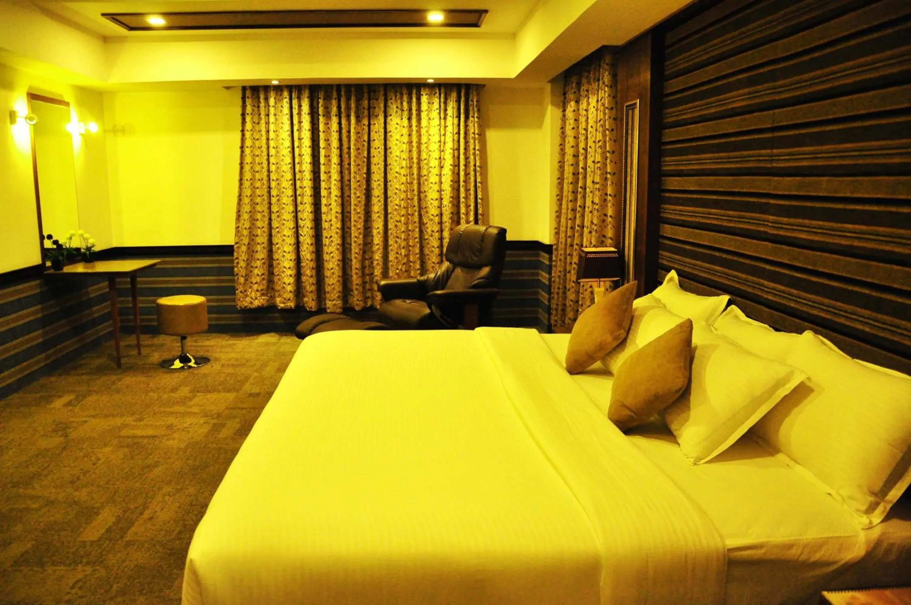 Photo of the whole room, Bed in Hotel Atrium