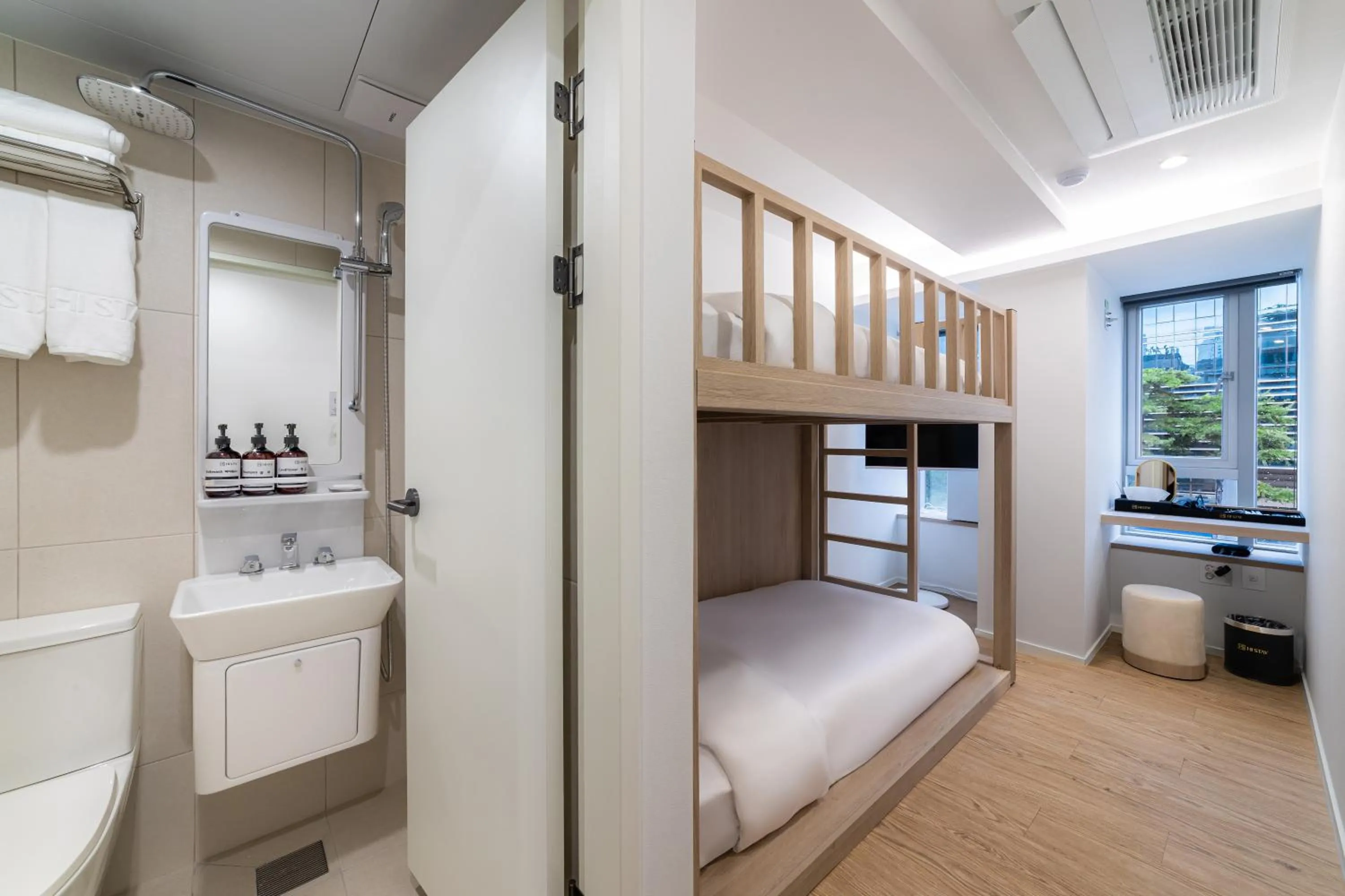 Photo of the whole room, Bed in Hi Stay Myeongdong