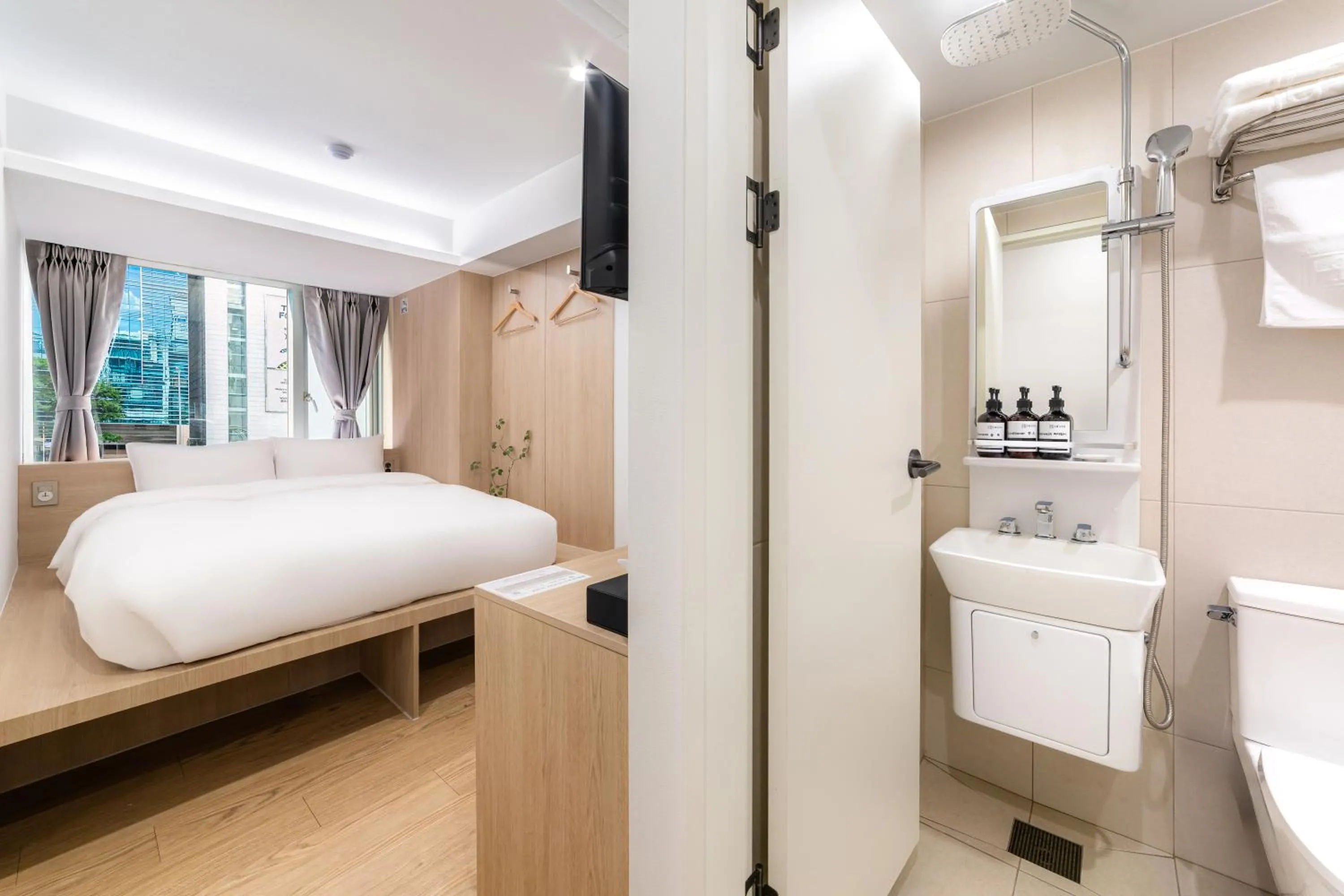 Photo of the whole room, Bed in Hi Stay Myeongdong