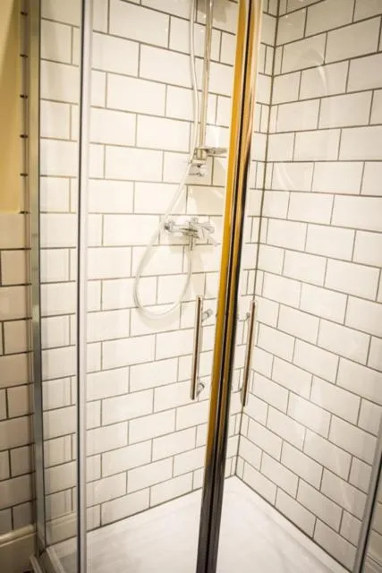 Shower in Fair Oak House Exeter Airport
