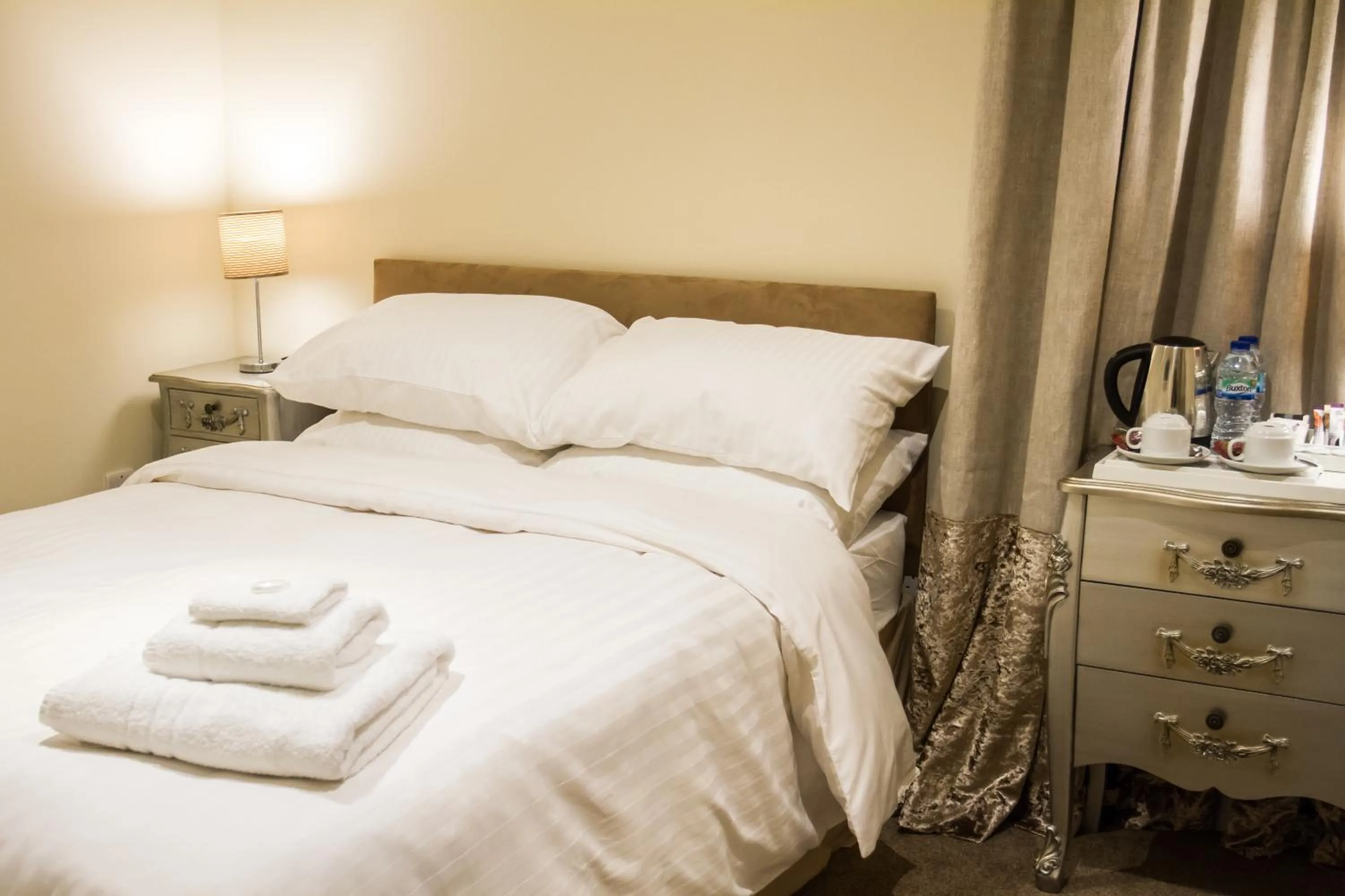 Bed in Fair Oak House Exeter Airport