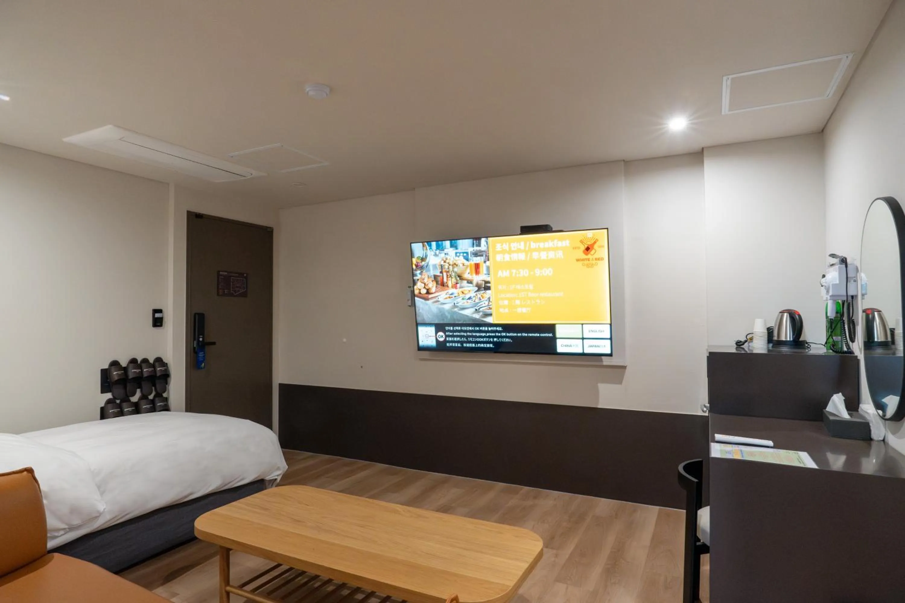 Living room, Bed in Dongdaemun Tourist Hotel