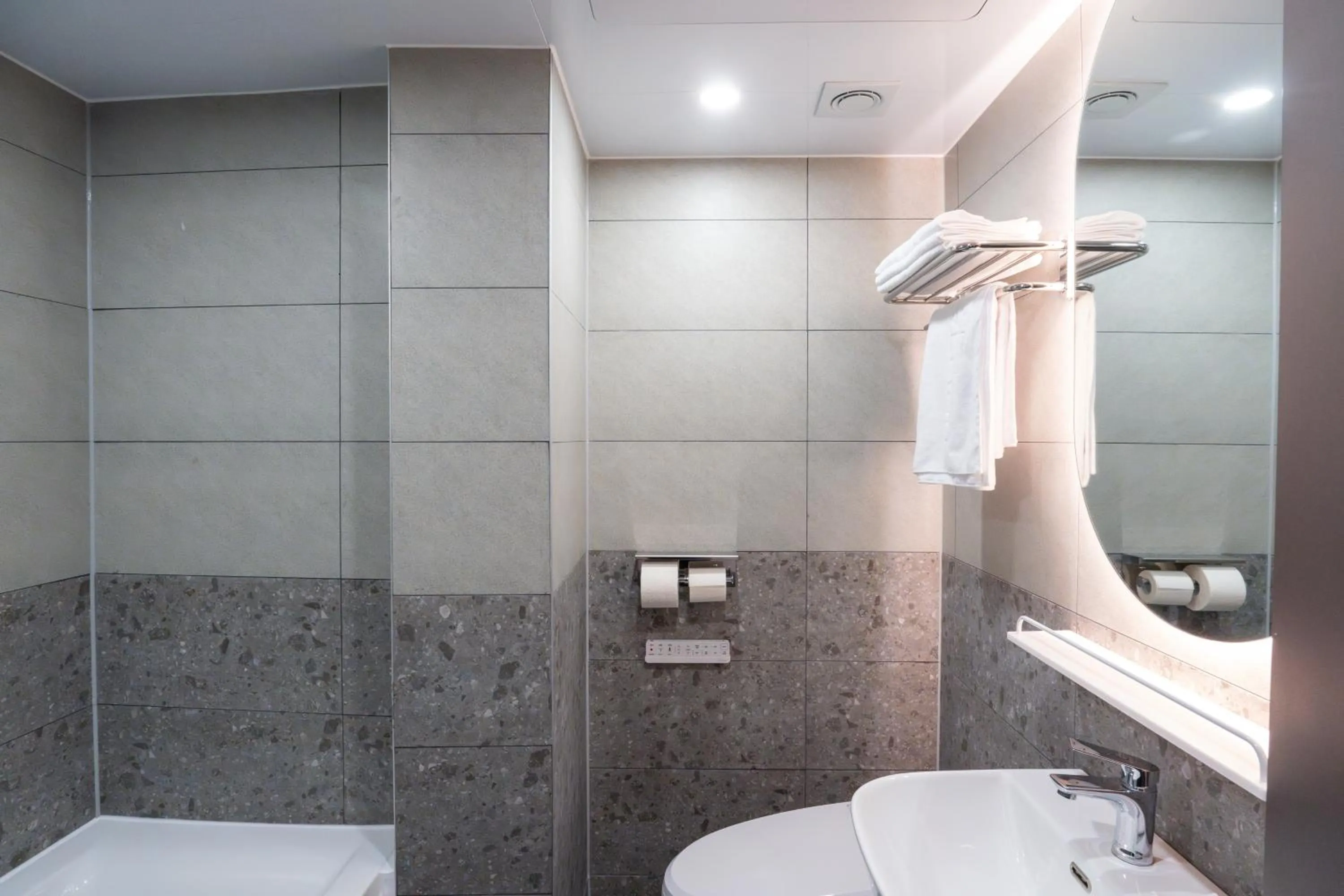 Toilet in Dongdaemun Tourist Hotel