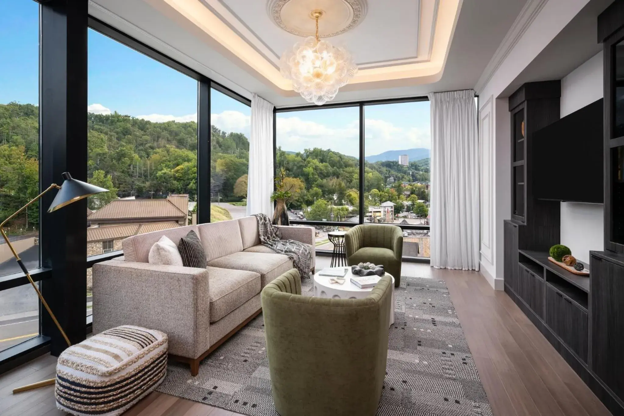 One-Bedroom Presidential Suite with Separate Bath Tub in Hotel Indigo Gatlinburg Downtown by IHG One-Bedroom Presidential Suite with Separate Bath Tub in Hotel Indigo Gatlinburg Downtown by IHG