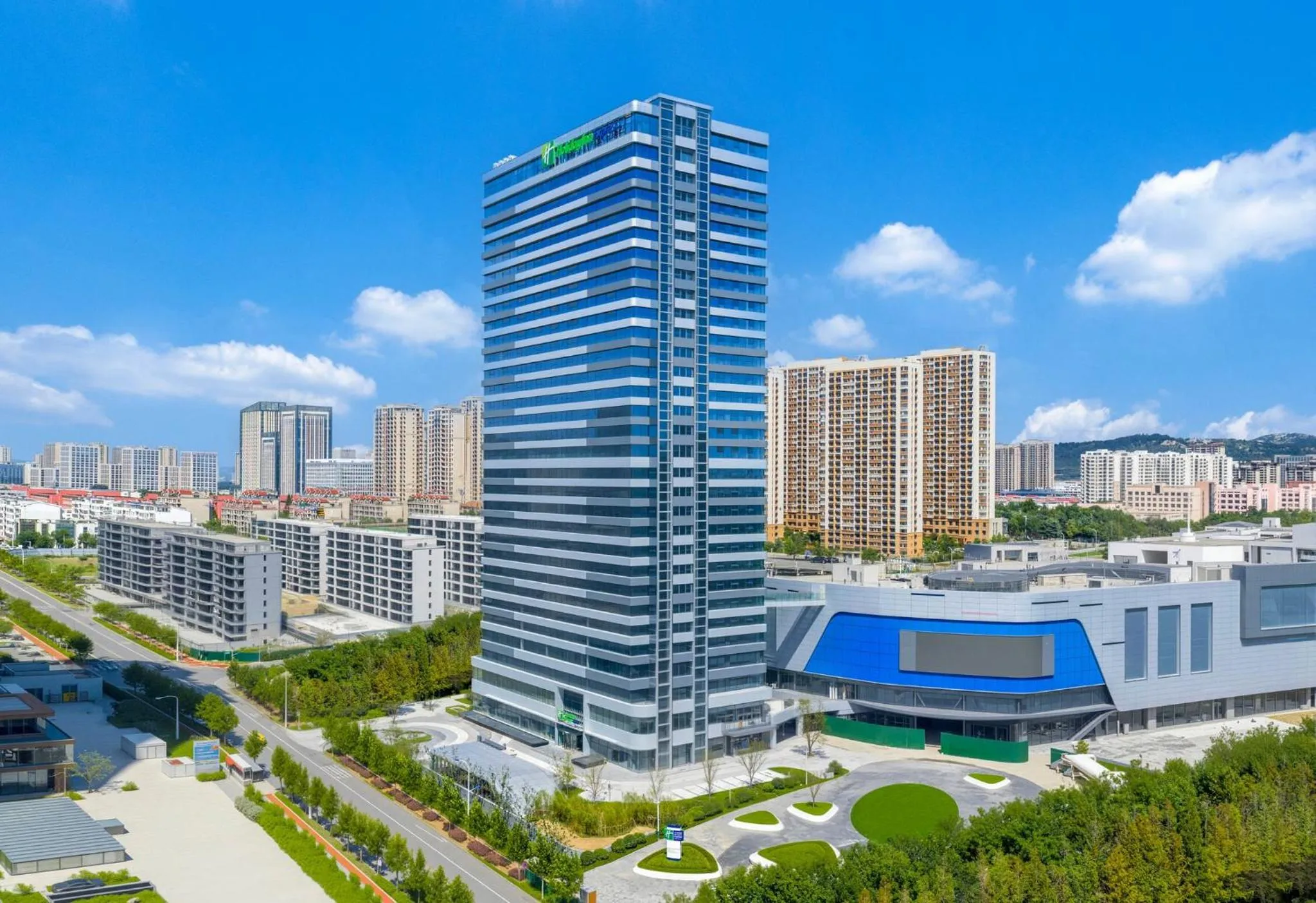 Property building in Holiday Inn Express Rizhao Oriental Colorful City