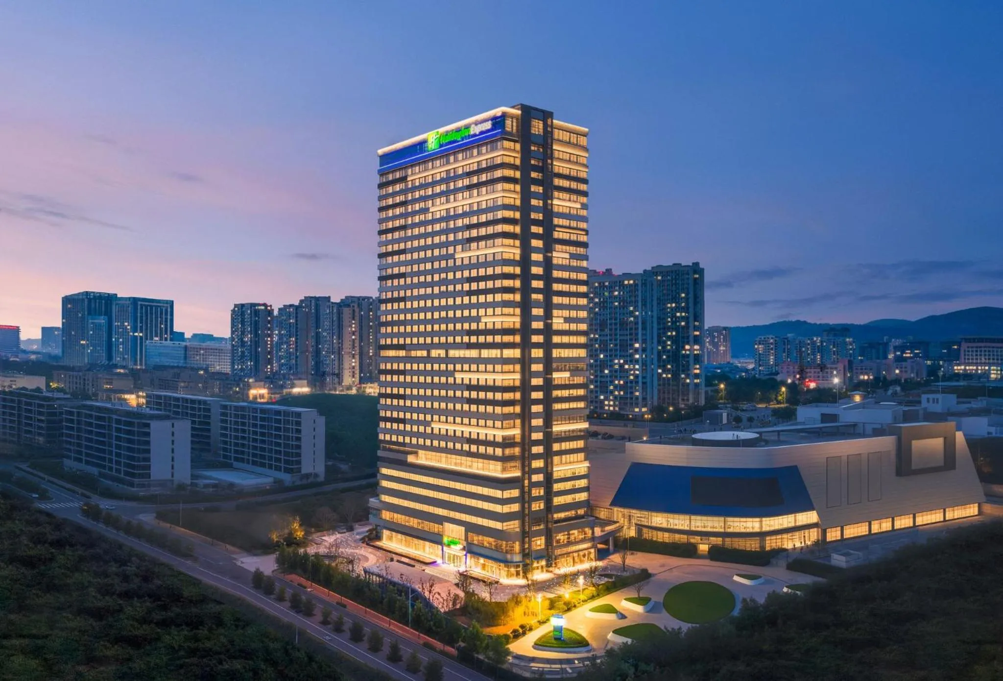 Property building in Holiday Inn Express Rizhao Oriental Colorful City