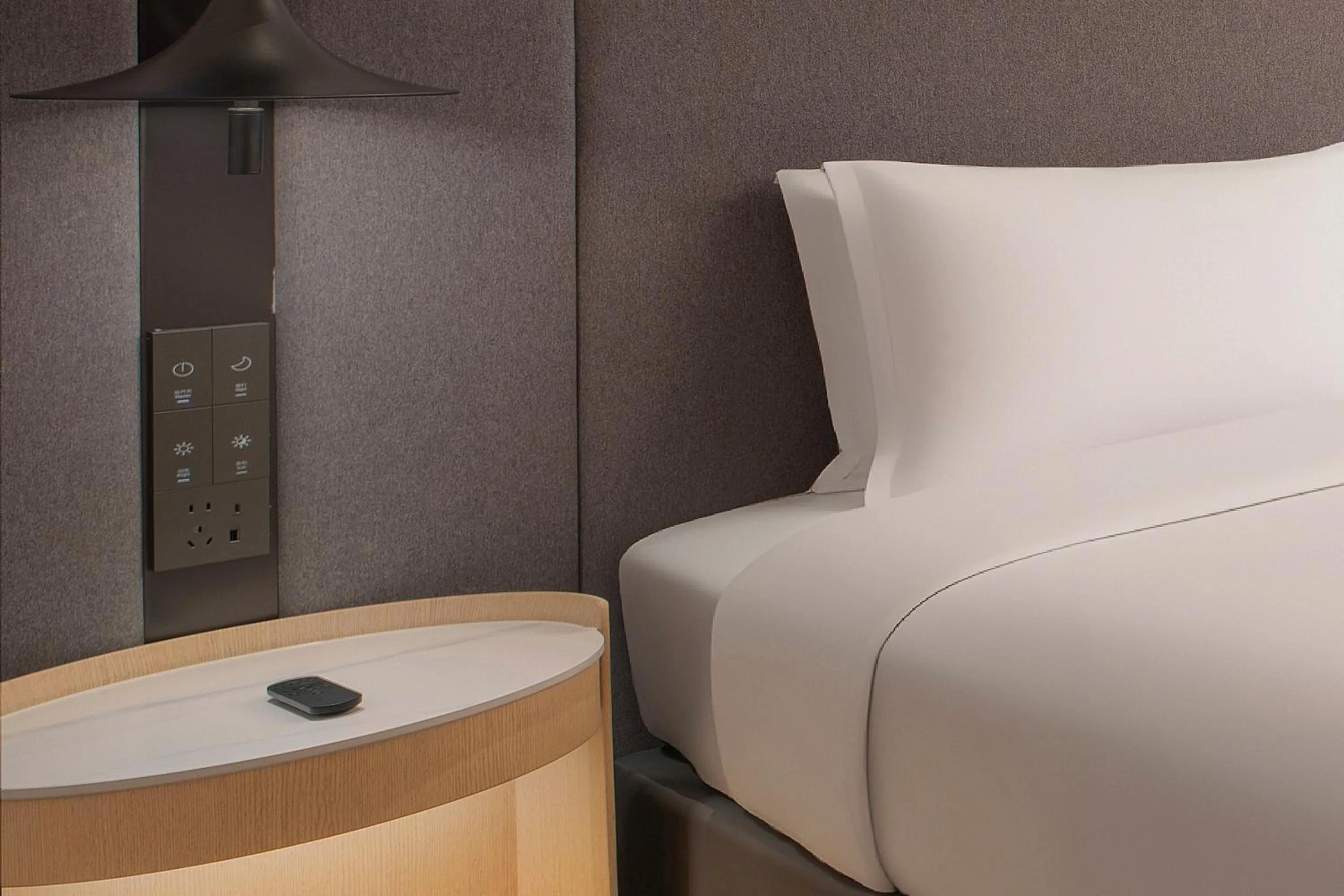 Decorative detail, Bed in Holiday Inn Express Rizhao Oriental Colorful City