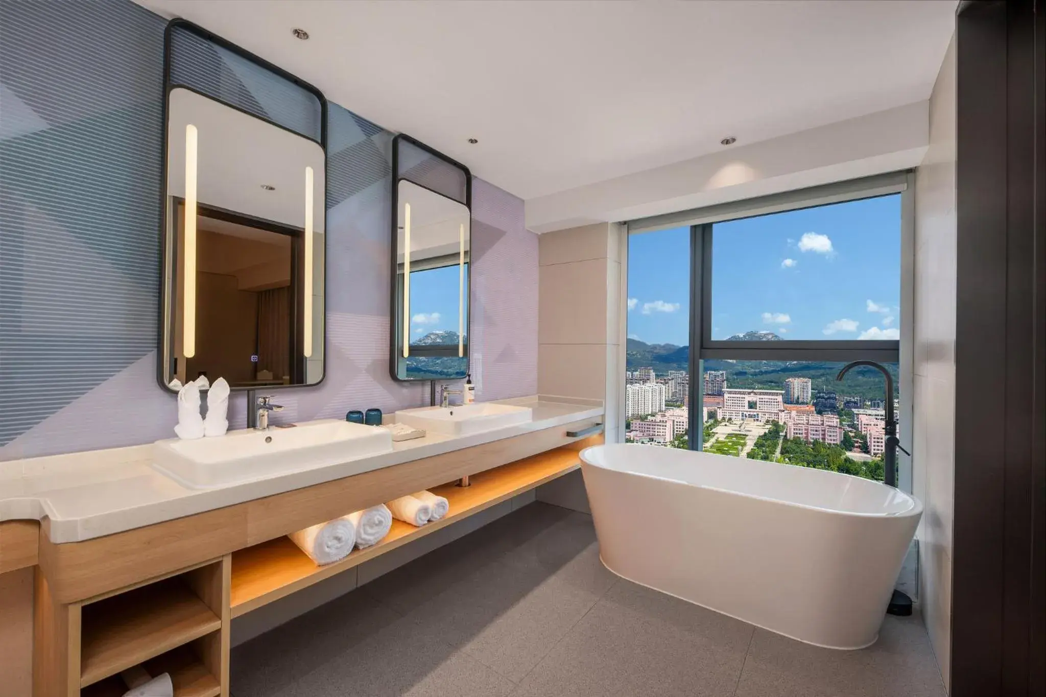 Standard Hollywood Twin Room in Holiday Inn Express Rizhao Oriental Colorful City Standard Hollywood Twin Room in Holiday Inn Express Rizhao Oriental Colorful City