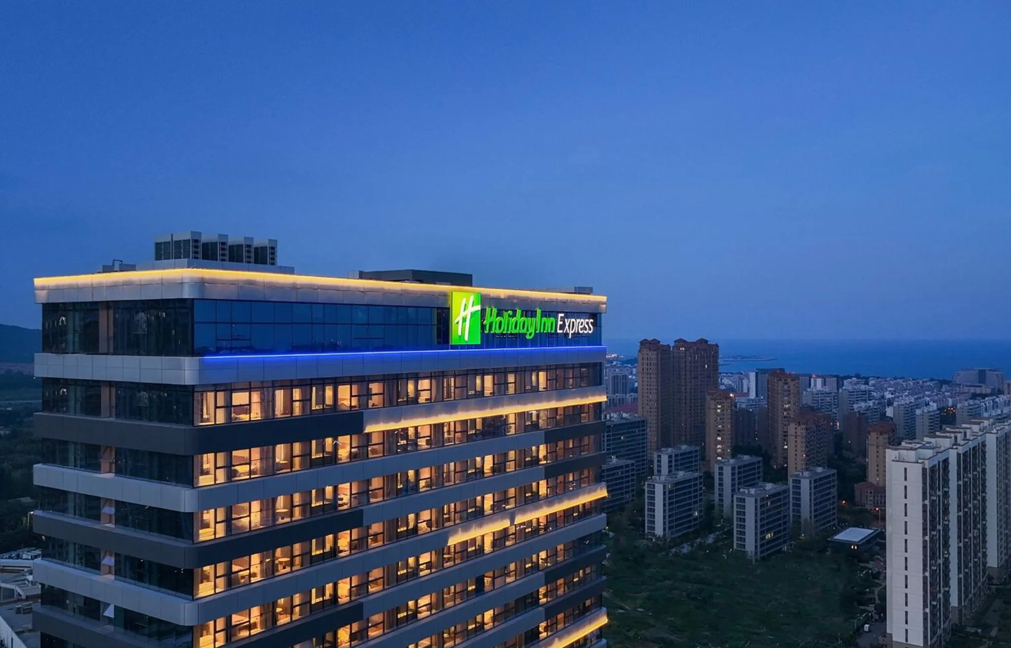 Property building in Holiday Inn Express Rizhao Oriental Colorful City