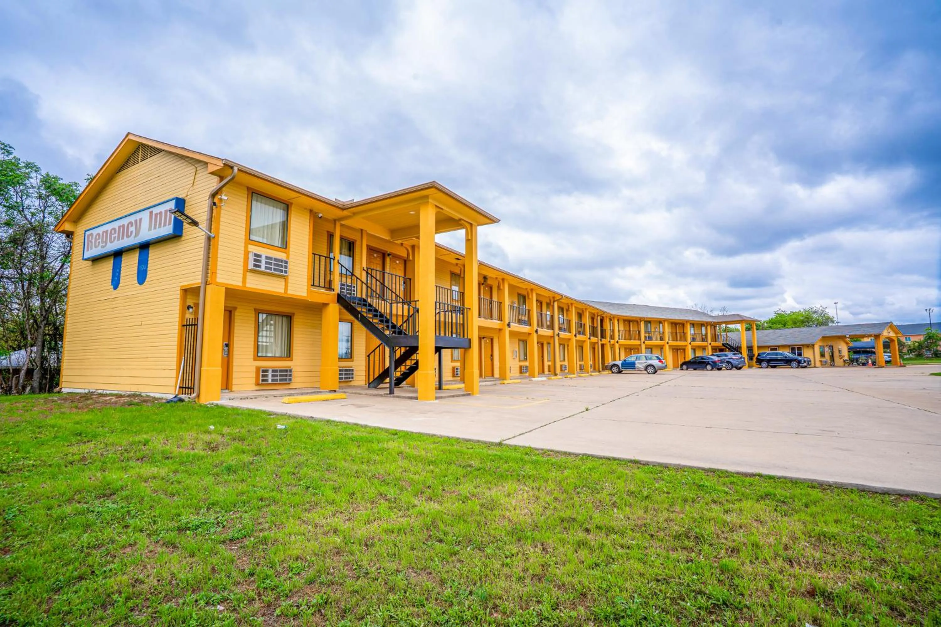 Parking in Regency Inn By OYO Rockdale TX