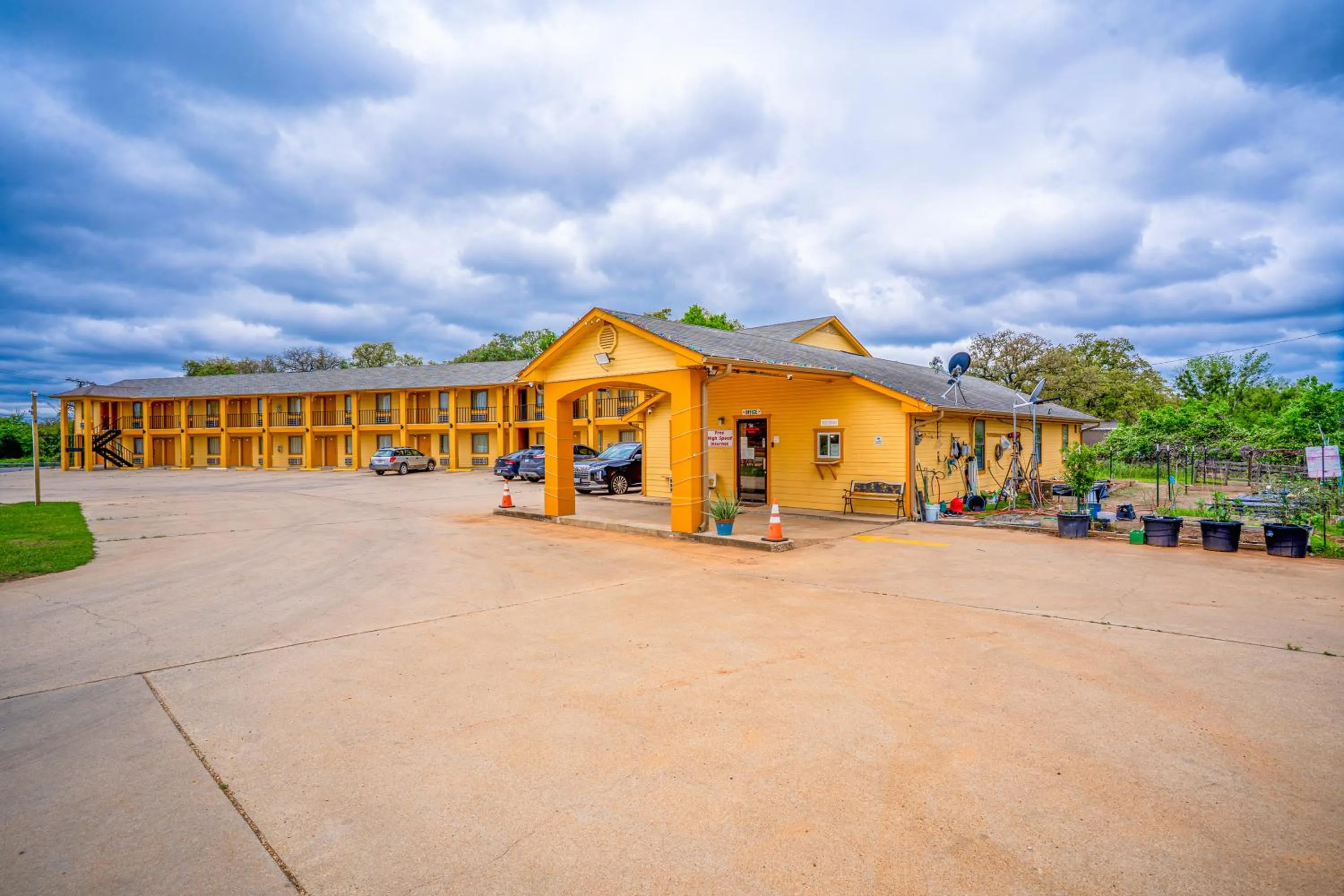 Property building in Regency Inn By OYO Rockdale TX