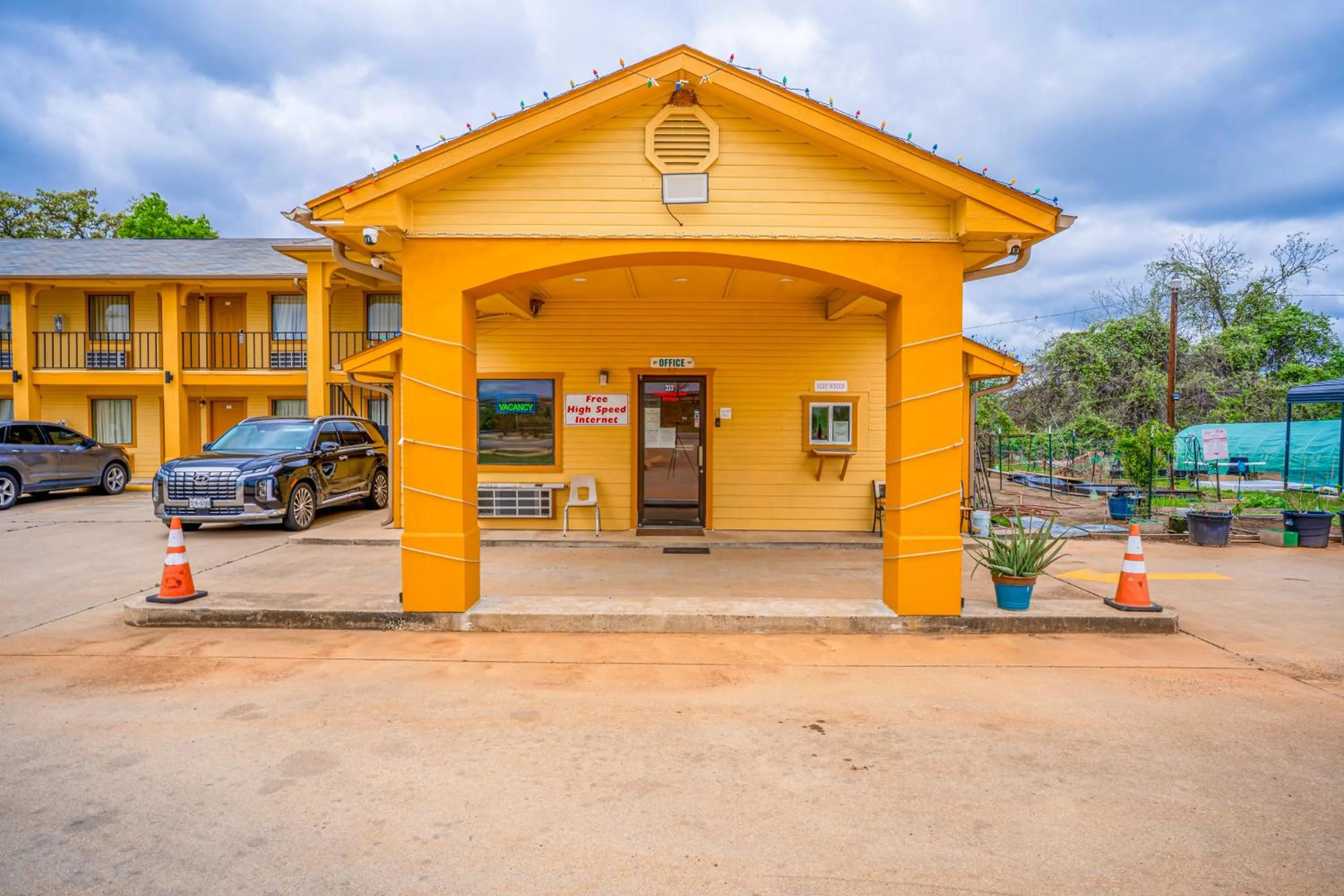 Property building in Regency Inn By OYO Rockdale TX