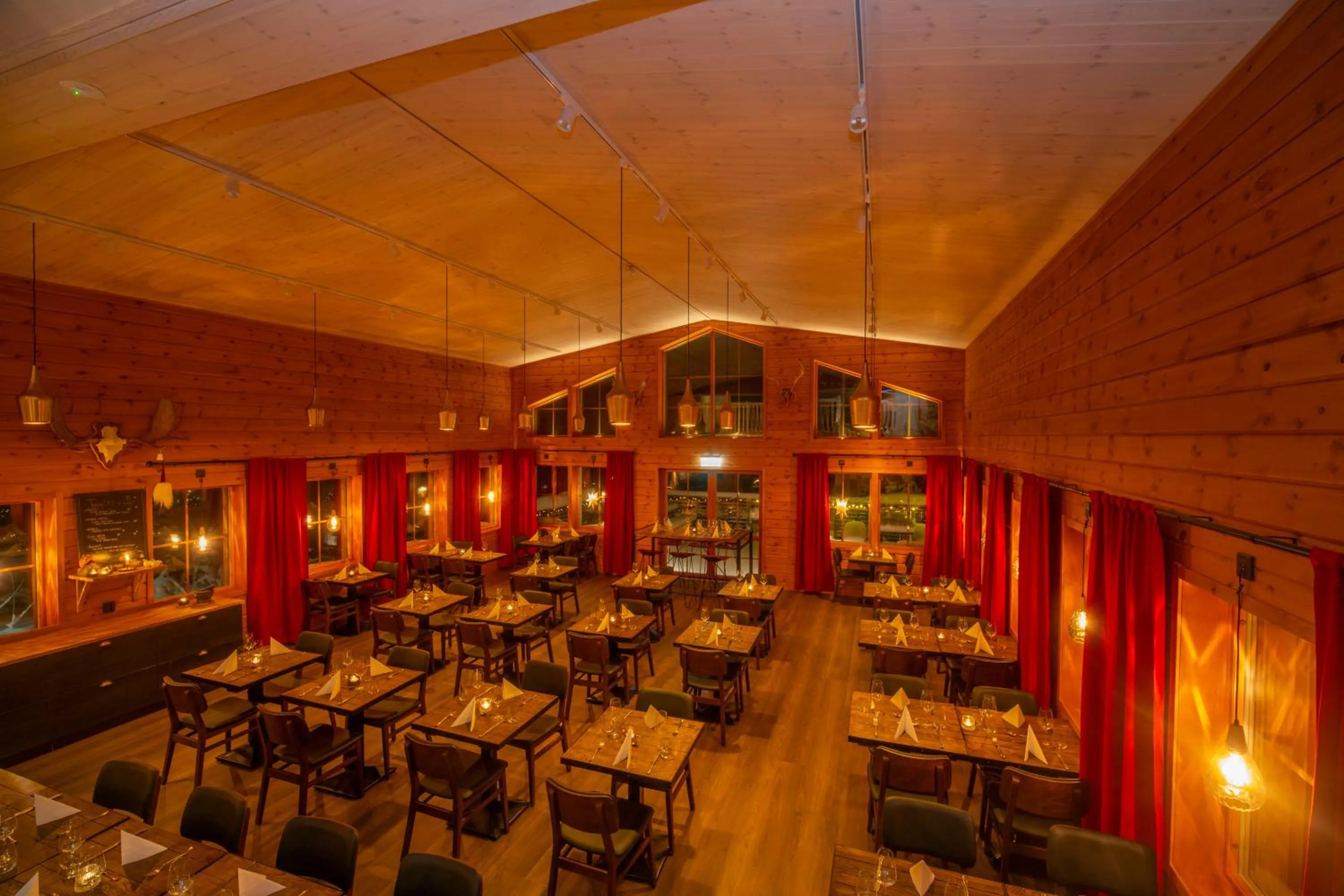 Restaurant/places to eat in Pinetree Lodge