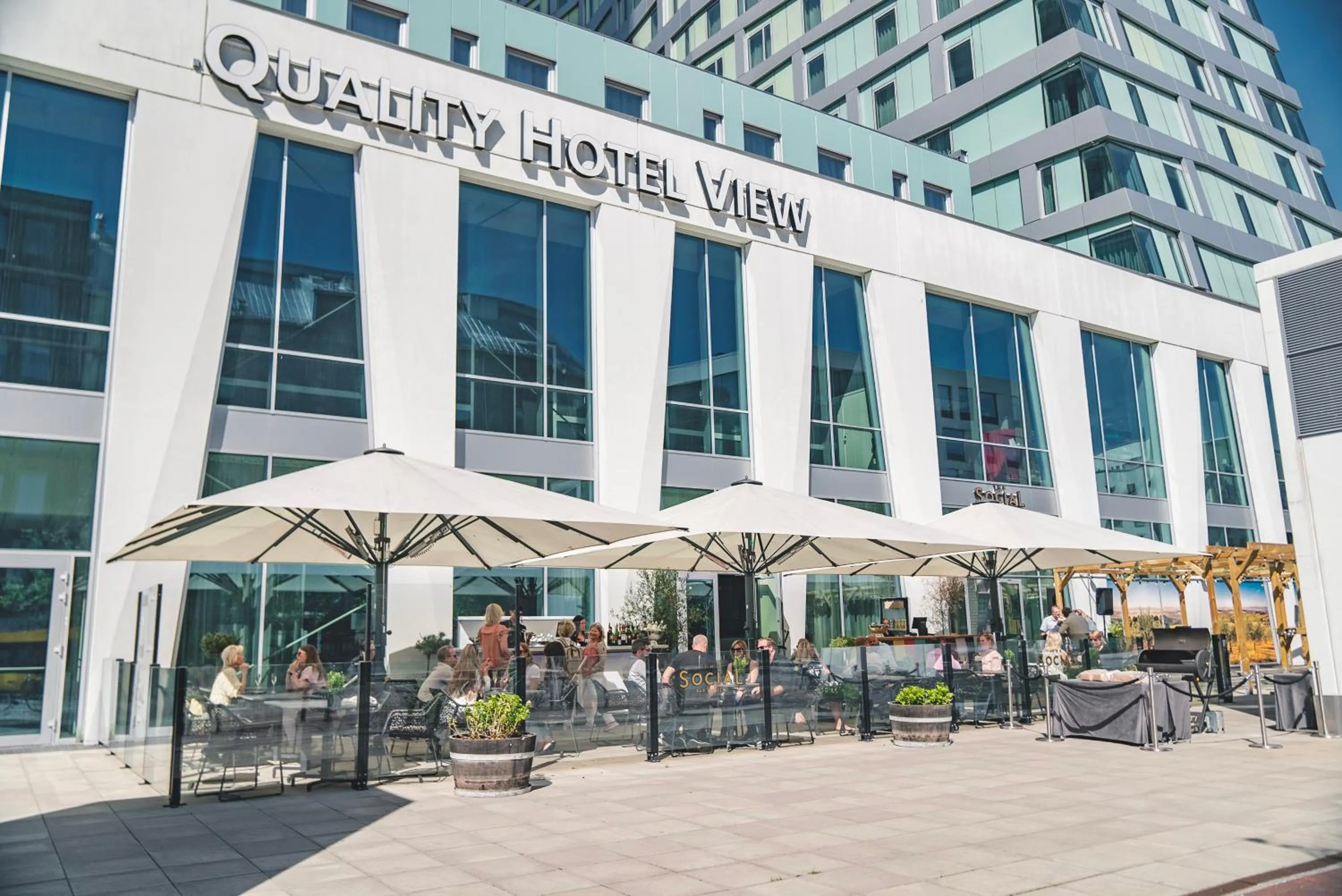 Restaurant/places to eat in Quality Hotel View