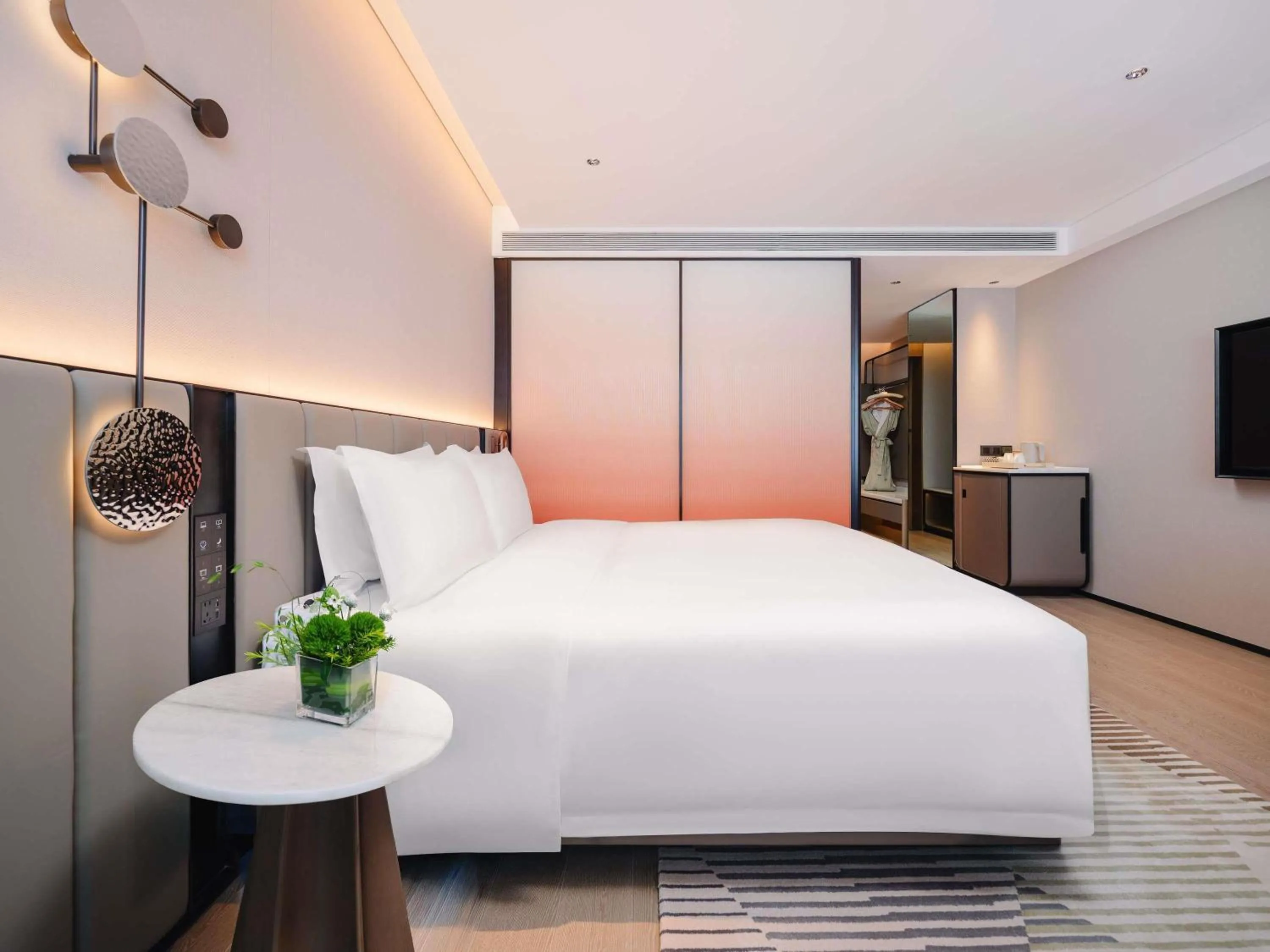 Bedroom, Bed in Novotel Xiamen Downtown