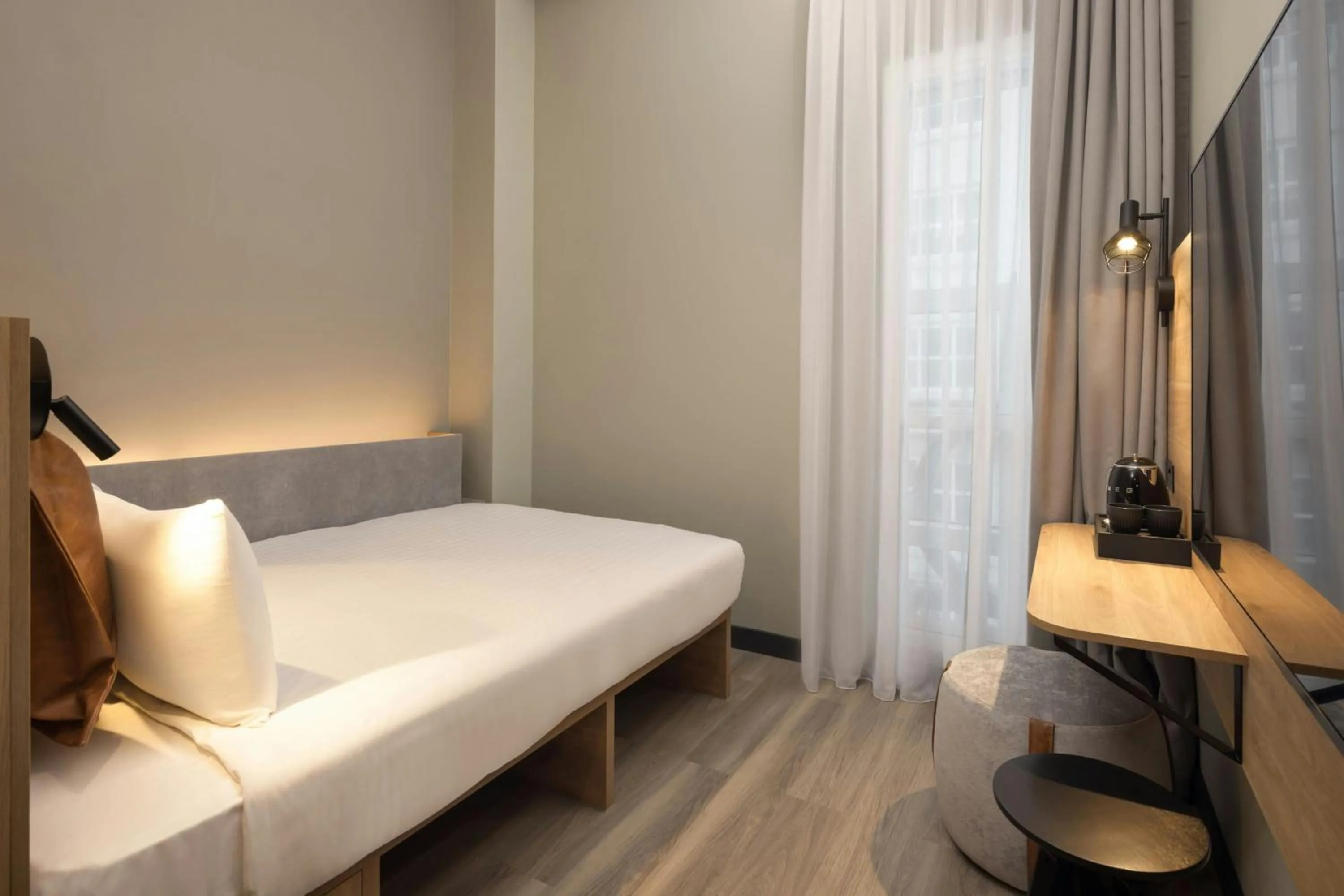 Photo of the whole room, Bed in Moxy London Piccadilly Circus