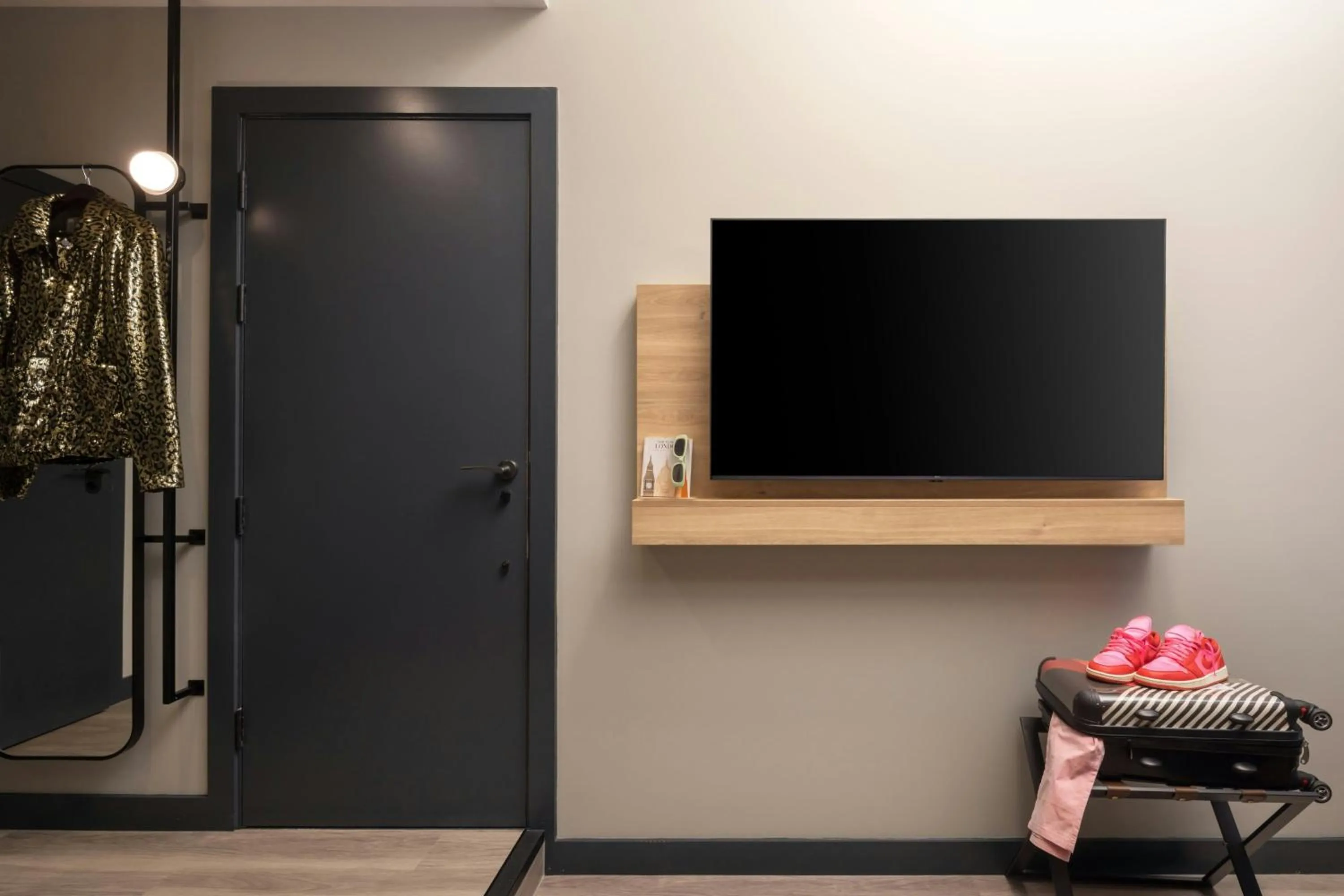 Photo of the whole room in Moxy London Piccadilly Circus