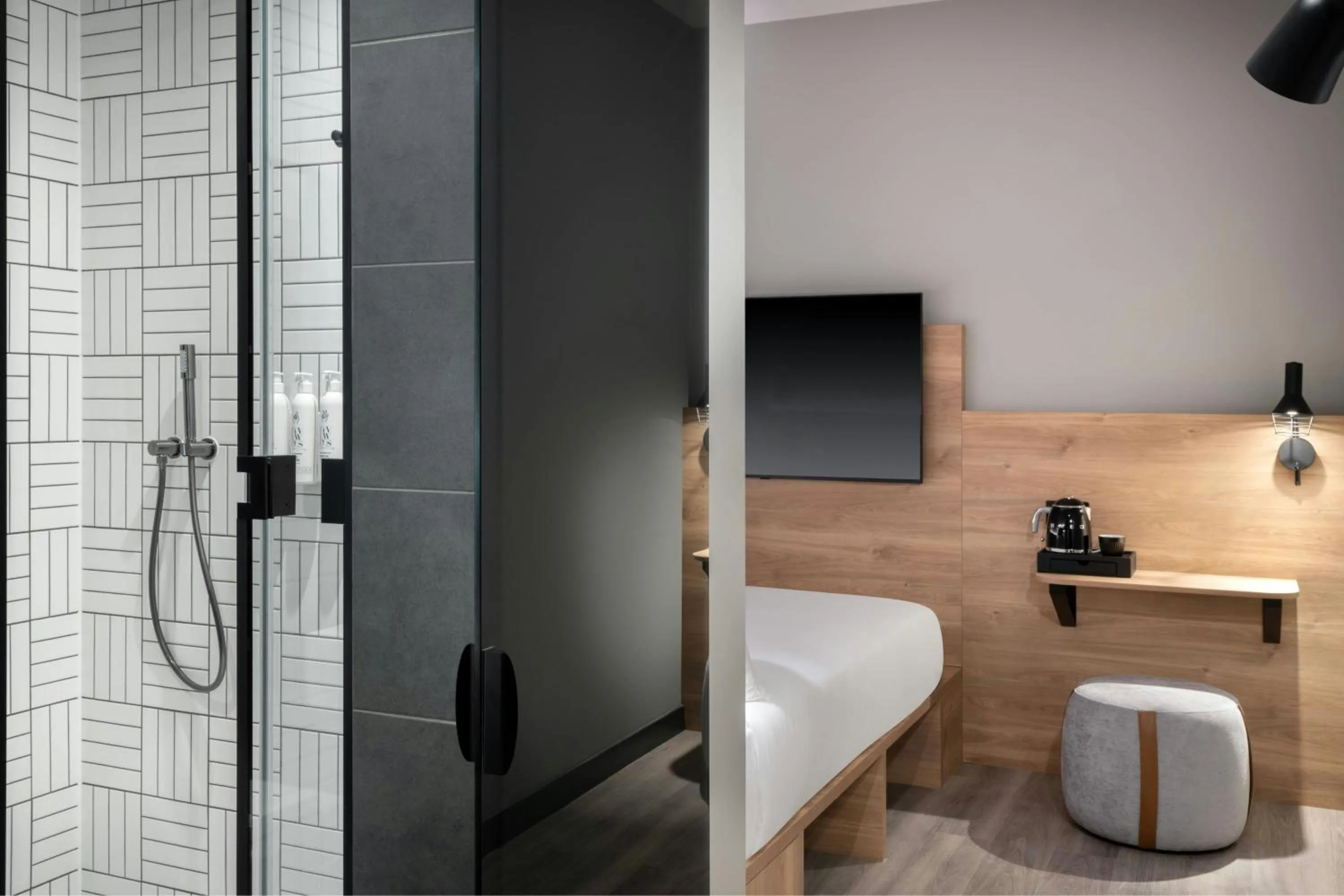 Photo of the whole room in Moxy London Piccadilly Circus