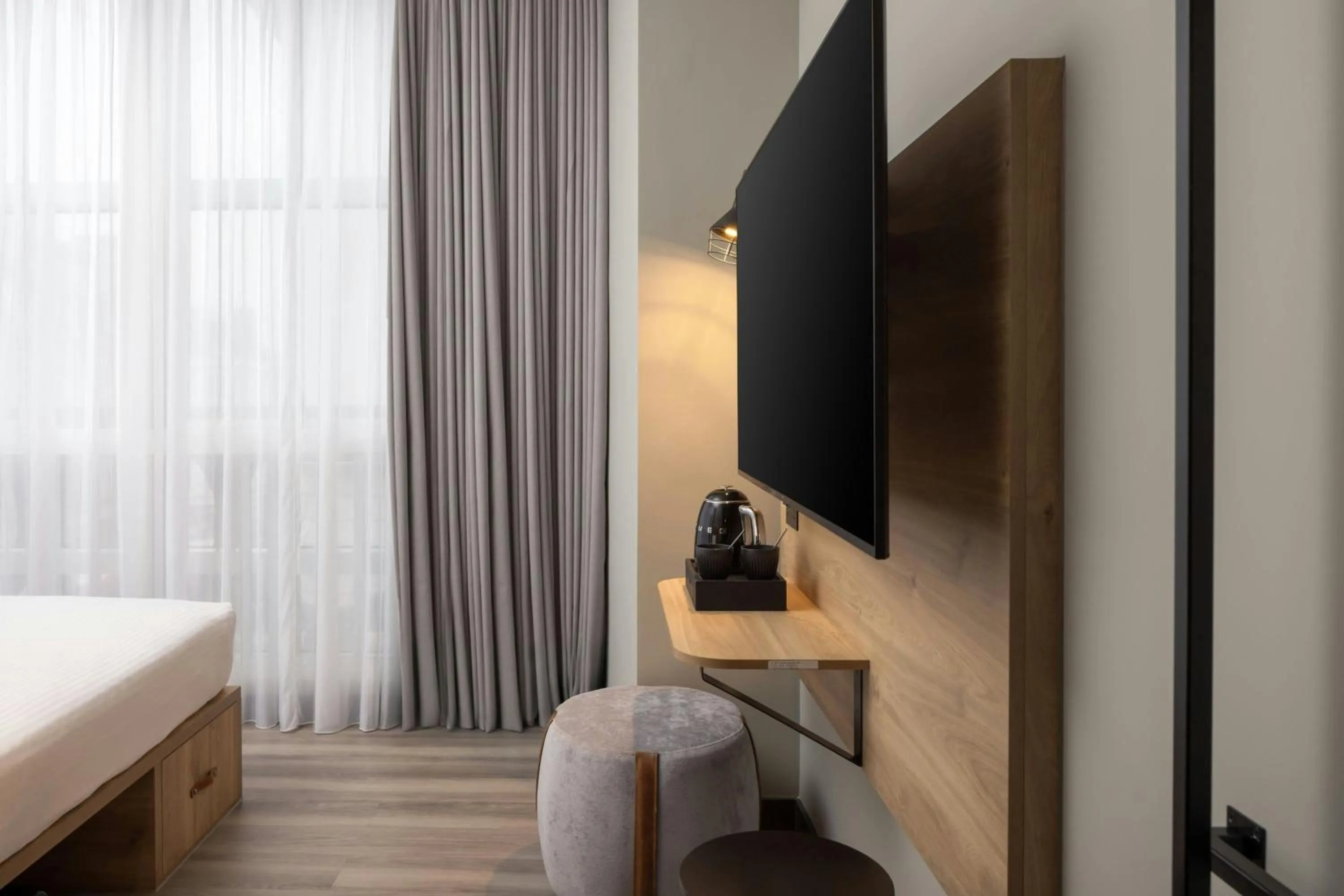 Photo of the whole room, Bed in Moxy London Piccadilly Circus