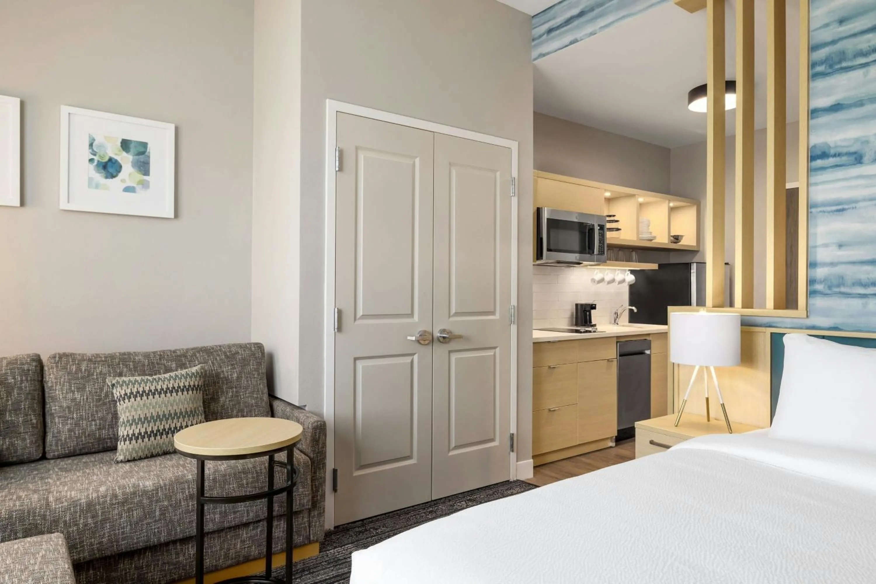 Living room, Bed in TownePlace Suites by Marriott Forrest City