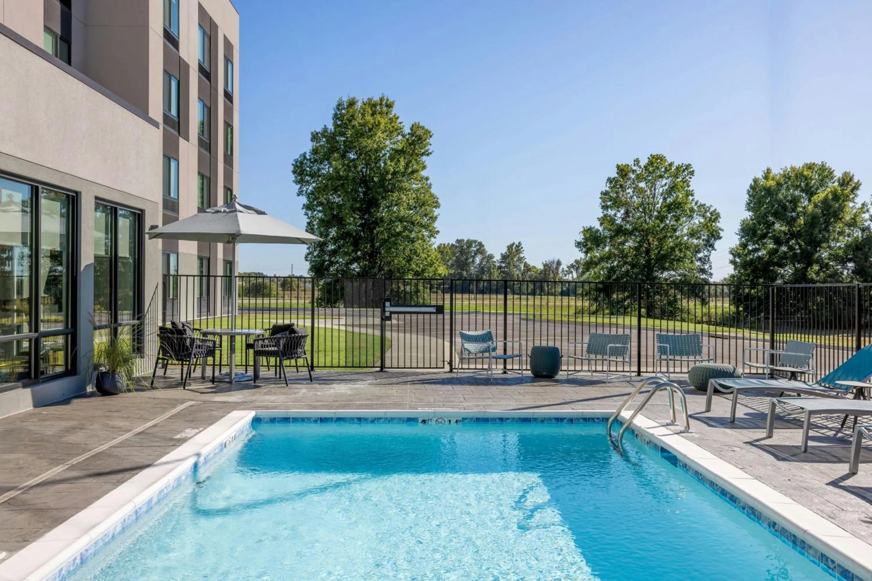 Swimming pool in TownePlace Suites by Marriott Forrest City