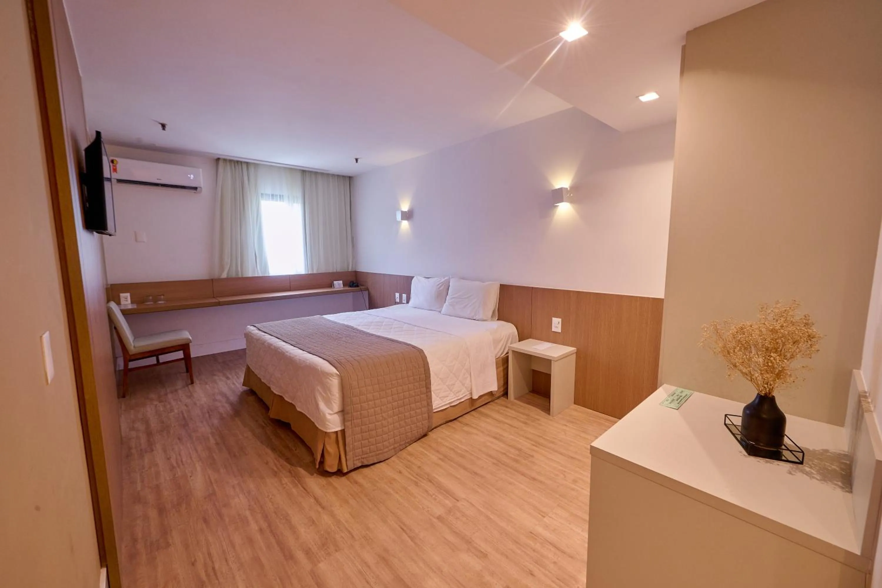 Bedroom, Bed in South American Copacabana Hotel