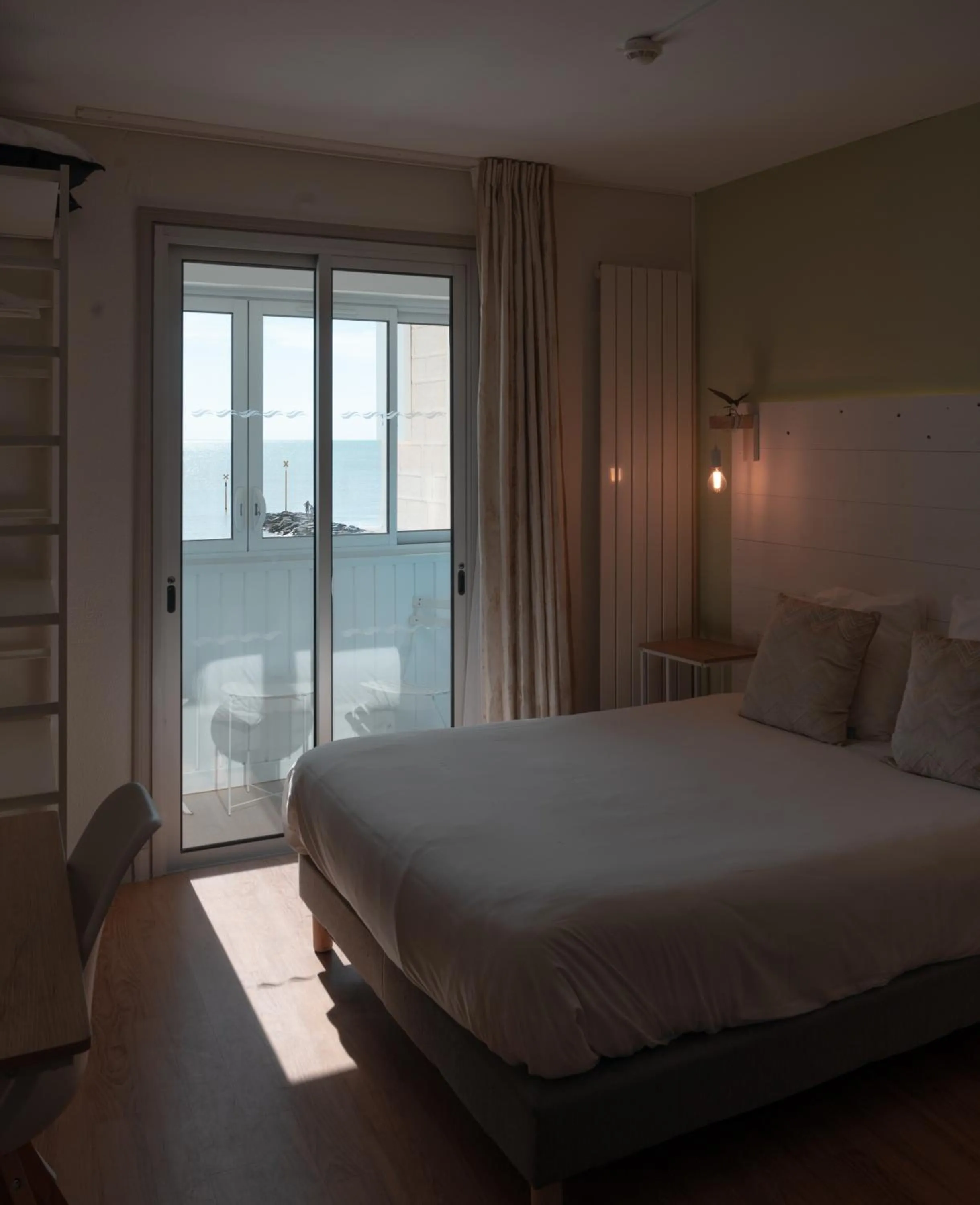 Natural landscape, Bed in Hôtel Le Rivage vue sur mer - Châtelaillon-plage
