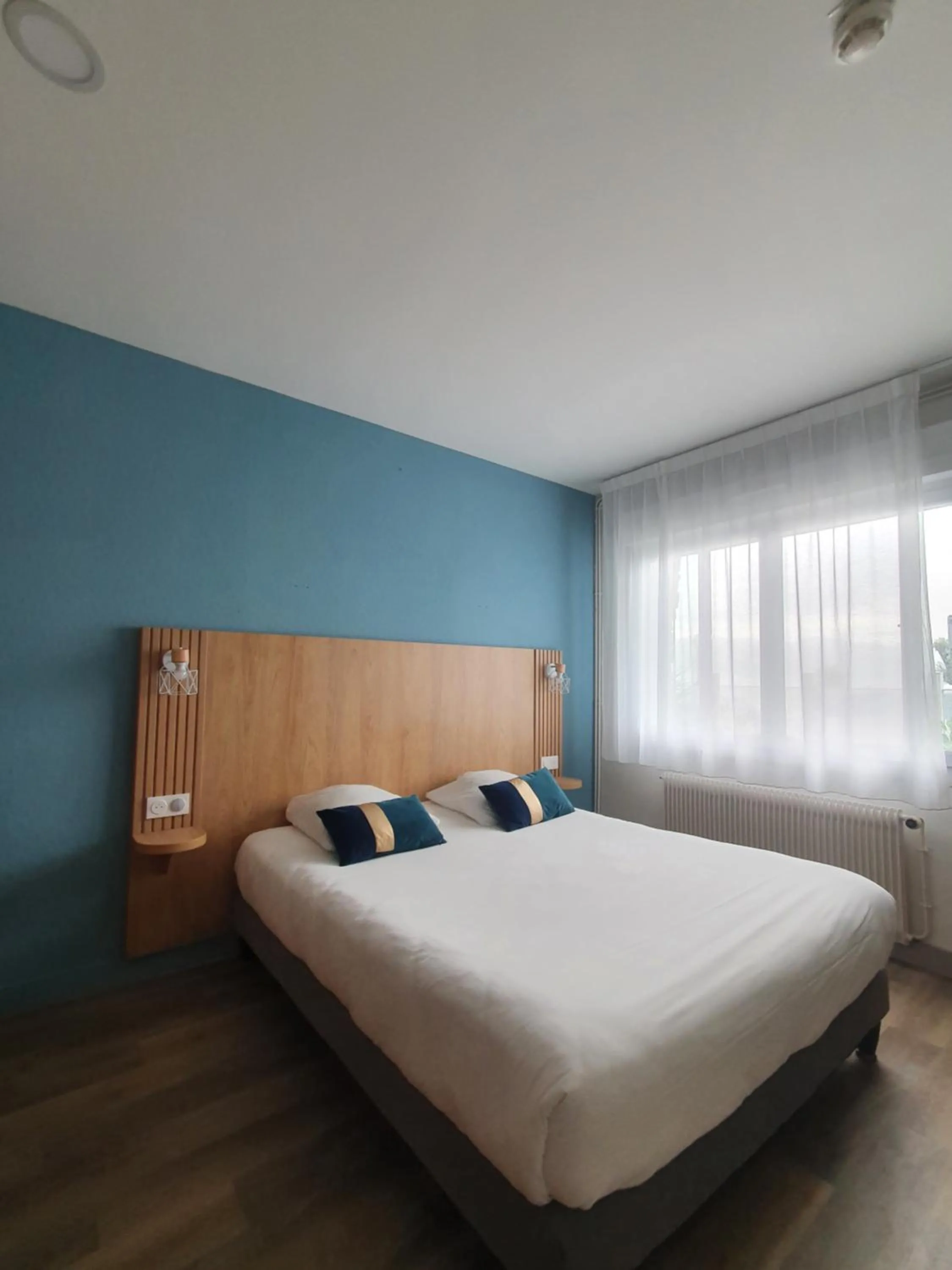 Bed in Hôtel Le Rivage vue sur mer - Châtelaillon-plage