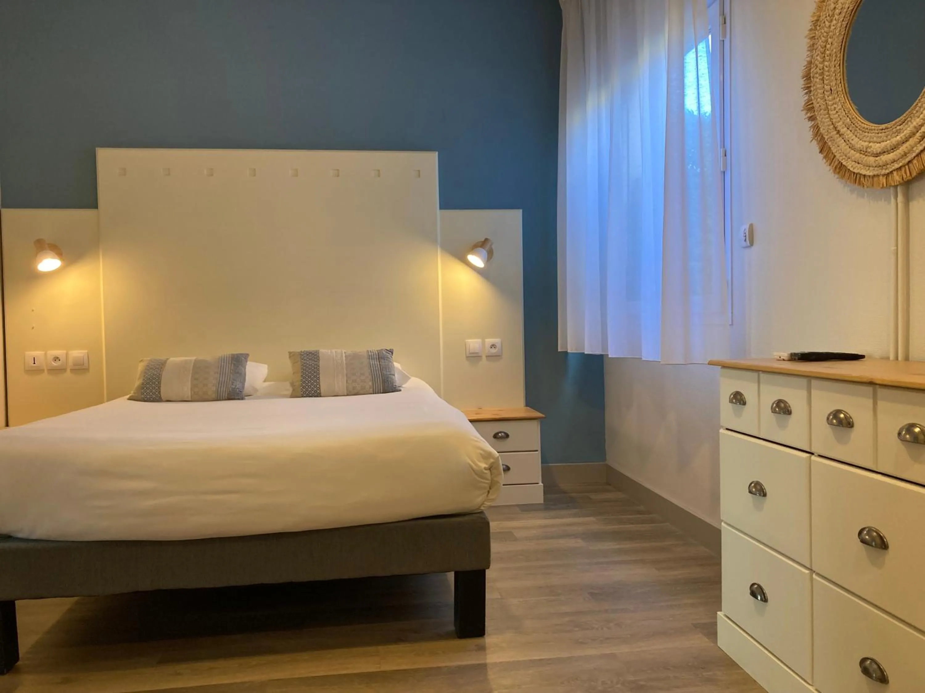 Sea view, Bed in Hôtel Le Rivage vue sur mer - Châtelaillon-plage