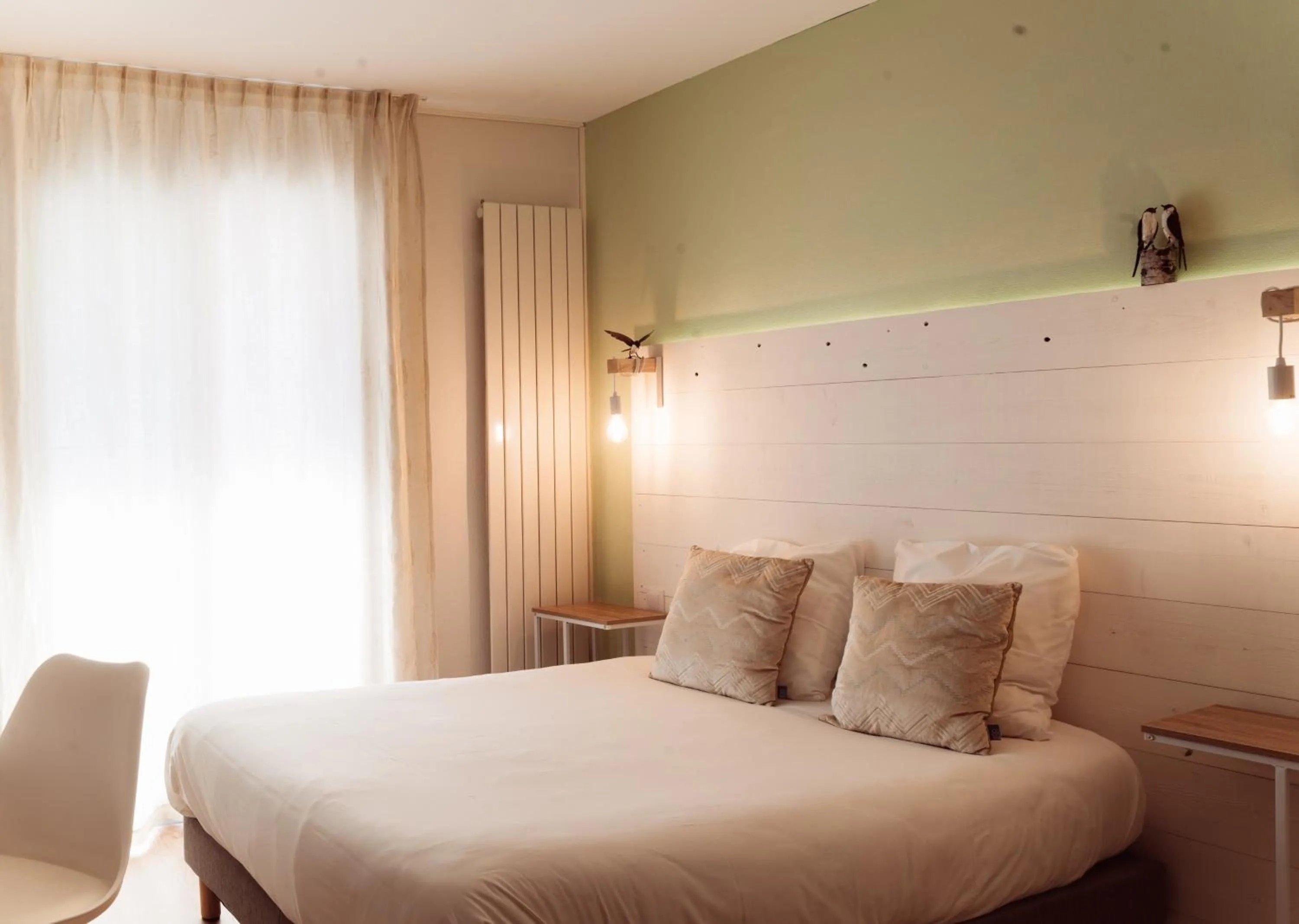 Balcony/Terrace, Bed in Hôtel Le Rivage vue sur mer - Châtelaillon-plage
